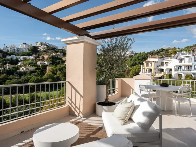 Apartment - Penthouse в продаже в Benahavís, Málaga. В доме 3 спален и 3 ванных комнат. Площадь дома 150 м²