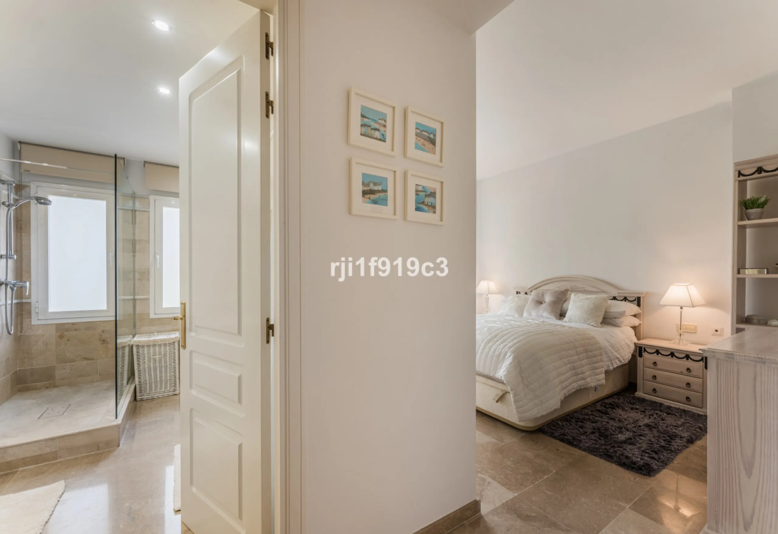 Wunderbares Apartment in der renommierten Wohnanlage Elviria Hills, einer der exklusivsten und begehrtesten Lagen im Osten von Marbella. Dieses elegante Apartment mit 103 m² zeichnet sich durch Großzügigkeit, Helligkeit und ein unvergleichliches Qualitätsniveau aus