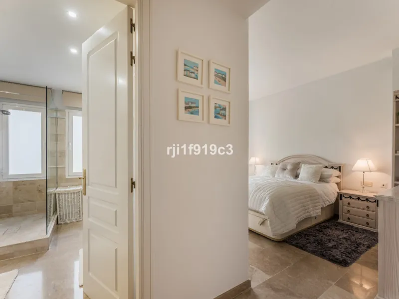 Wunderbares Apartment in der renommierten Wohnanlage Elviria Hills, einer der exklusivsten und begehrtesten Lagen im Osten von Marbella. Dieses elegante Apartment mit 103 m² zeichnet sich durch Großzügigkeit, Helligkeit und ein unvergleichliches Qualitätsniveau aus