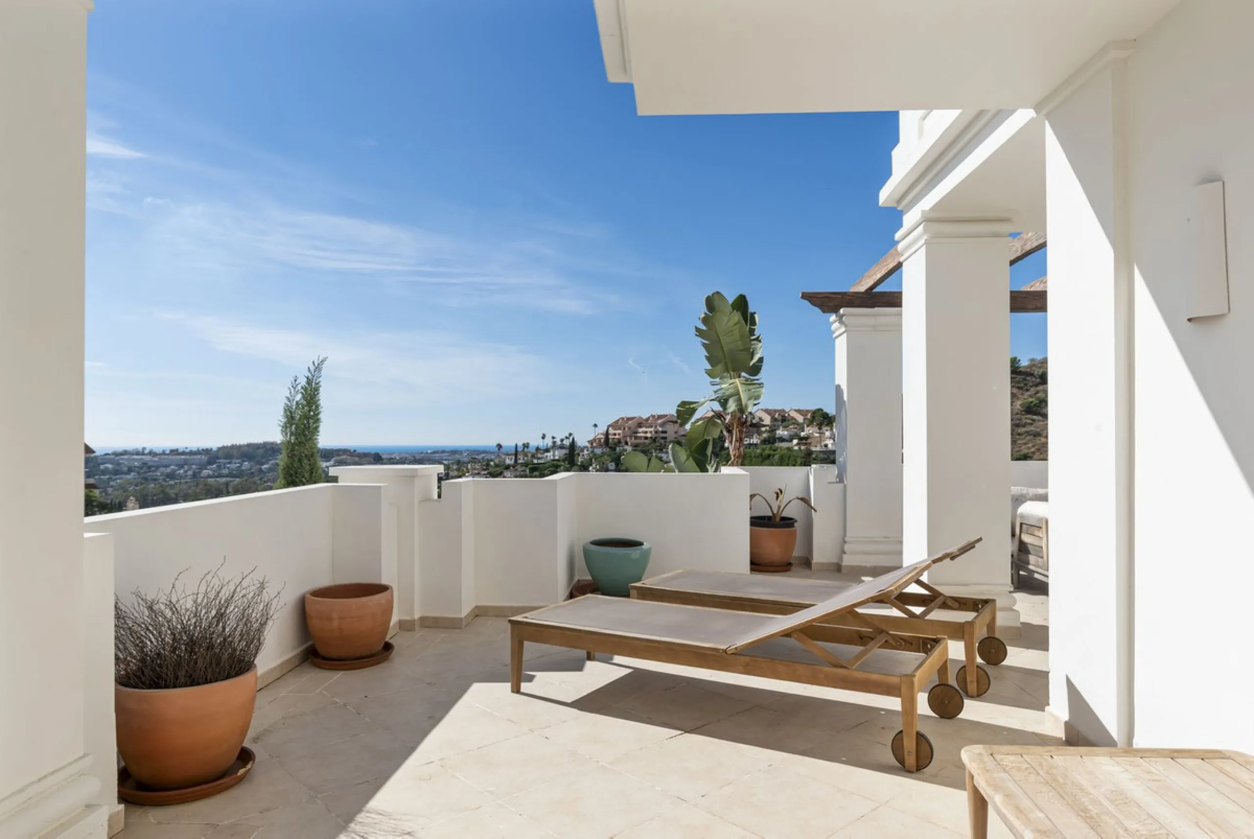 We are delighted to present this stunning first-floor apartment in Aloha, Nueva Andalucía, offering breathtaking panoramic views of the coastline. Formerly the show home of the development, this exceptional property is sold fully furnished and finished to