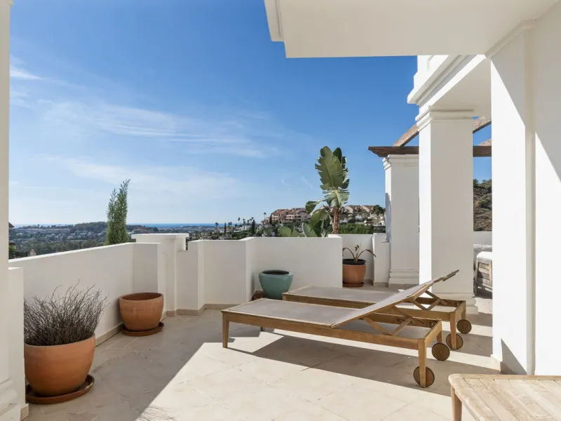 We are delighted to present this stunning first-floor apartment in Aloha, Nueva Andalucía, offering breathtaking panoramic views of the coastline. Formerly the show home of the development, this exceptional property is sold fully furnished and finished to