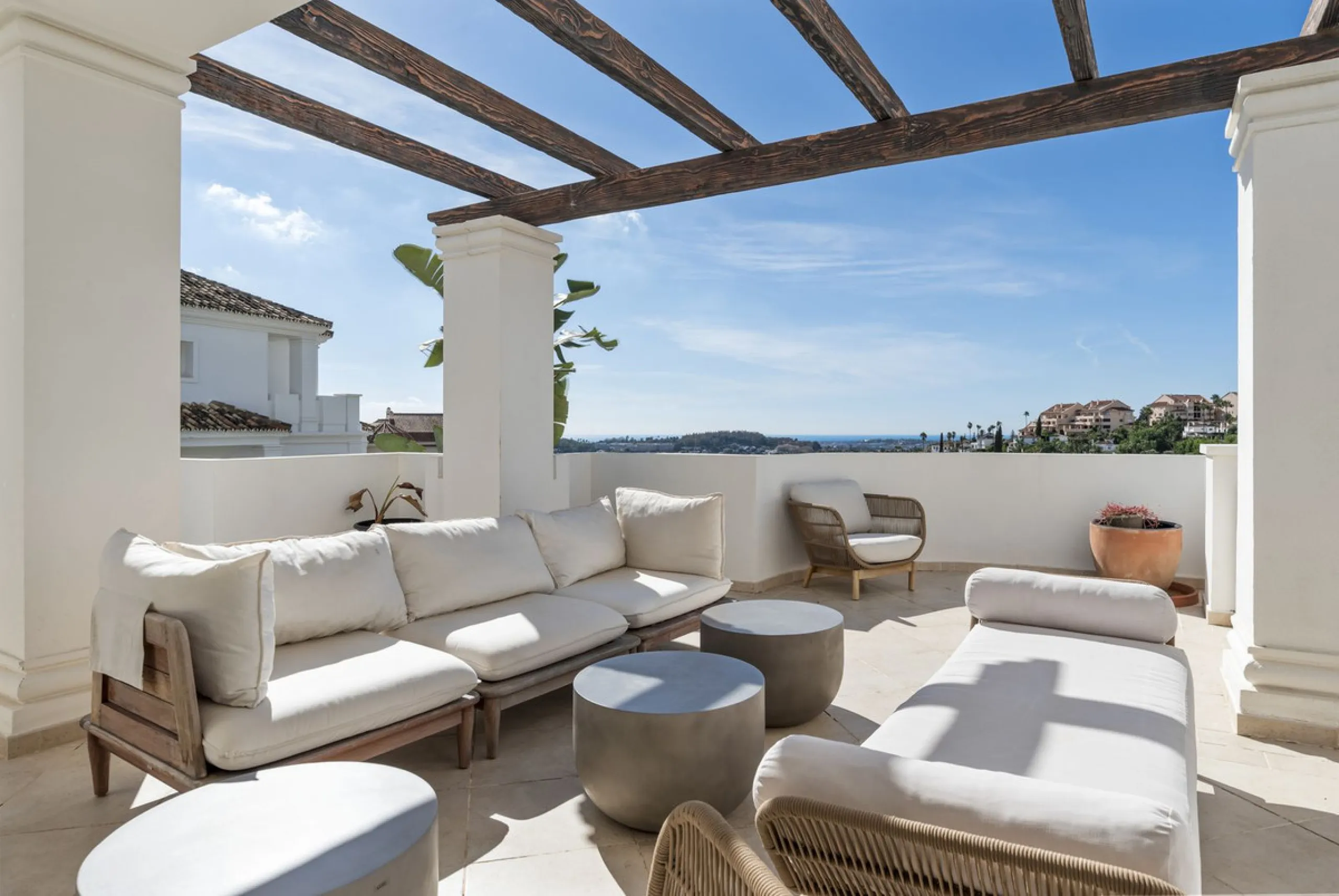 We are delighted to present this stunning first-floor apartment in Aloha, Nueva Andalucía, offering breathtaking panoramic views of the coastline. Formerly the show home of the development, this exceptional property is sold fully furnished and finished to