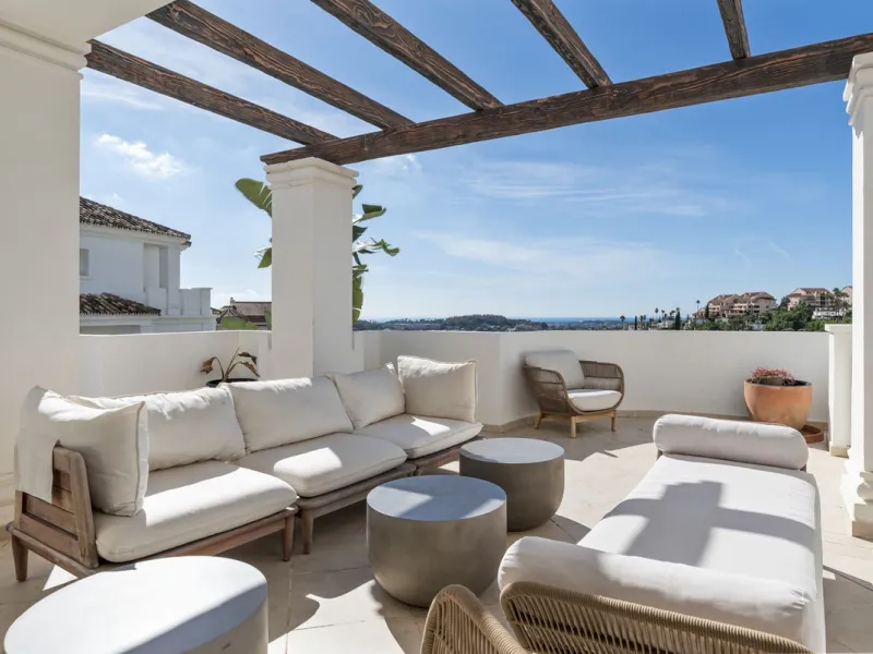 We are delighted to present this stunning first-floor apartment in Aloha, Nueva Andalucía, offering breathtaking panoramic views of the coastline. Formerly the show home of the development, this exceptional property is sold fully furnished and finished to