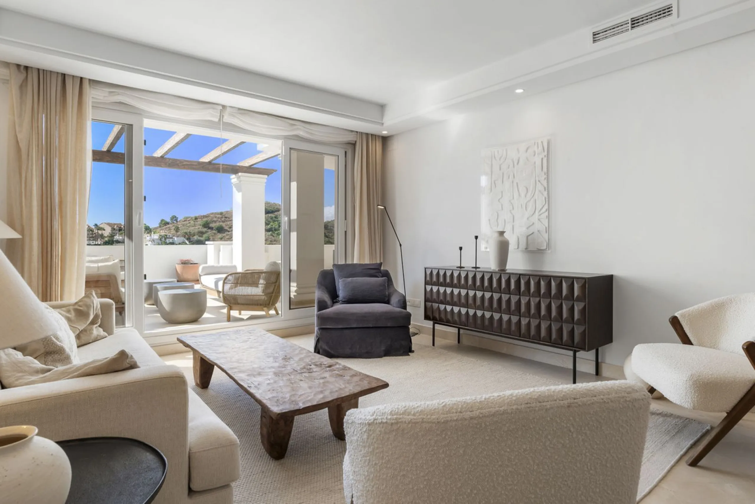 We are delighted to present this stunning first-floor apartment in Aloha, Nueva Andalucía, offering breathtaking panoramic views of the coastline. Formerly the show home of the development, this exceptional property is sold fully furnished and finished to