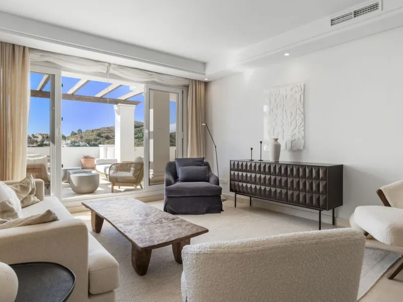 We are delighted to present this stunning first-floor apartment in Aloha, Nueva Andalucía, offering breathtaking panoramic views of the coastline. Formerly the show home of the development, this exceptional property is sold fully furnished and finished to