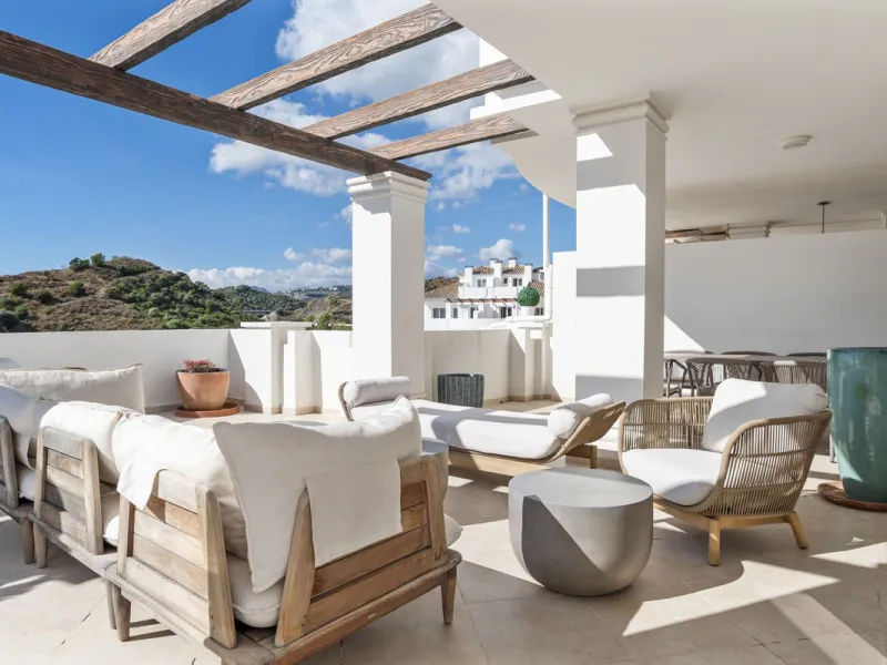 We are delighted to present this stunning first-floor apartment in Aloha, Nueva Andalucía, offering breathtaking panoramic views of the coastline. Formerly the show home of the development, this exceptional property is sold fully furnished and finished to