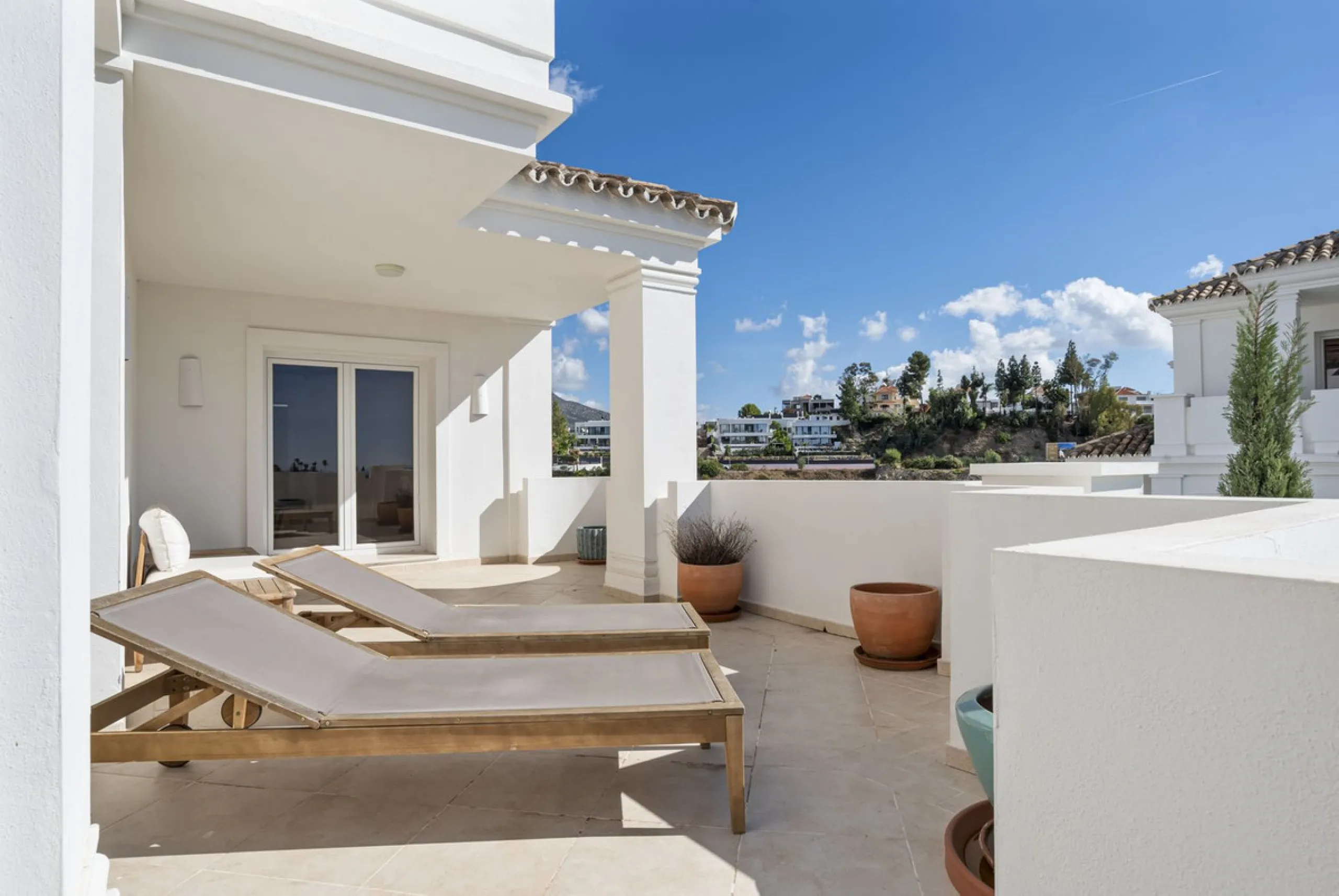 We are delighted to present this stunning first-floor apartment in Aloha, Nueva Andalucía, offering breathtaking panoramic views of the coastline. Formerly the show home of the development, this exceptional property is sold fully furnished and finished to