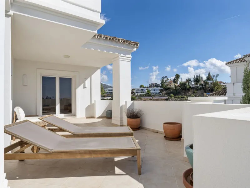 We are delighted to present this stunning first-floor apartment in Aloha, Nueva Andalucía, offering breathtaking panoramic views of the coastline. Formerly the show home of the development, this exceptional property is sold fully furnished and finished to
