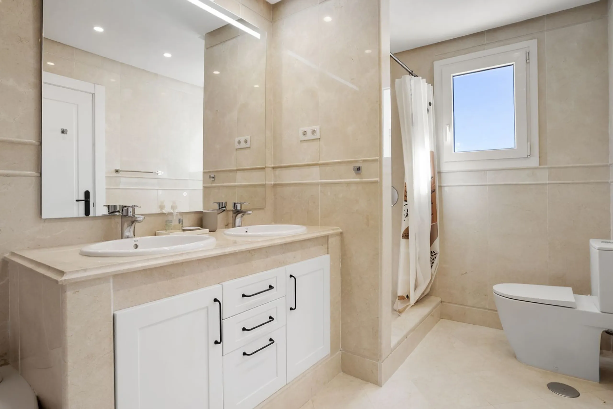 We are delighted to present this stunning first-floor apartment in Aloha, Nueva Andalucía, offering breathtaking panoramic views of the coastline. Formerly the show home of the development, this exceptional property is sold fully furnished and finished to