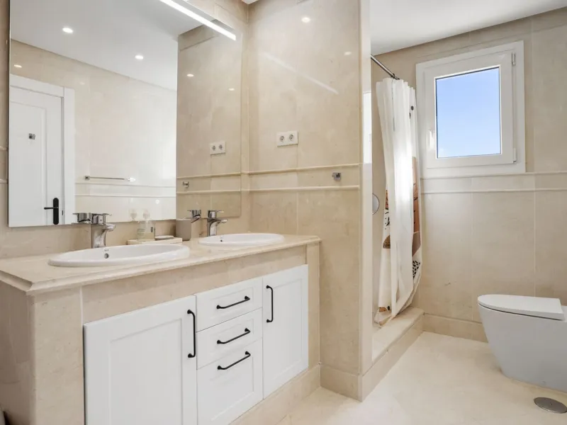 We are delighted to present this stunning first-floor apartment in Aloha, Nueva Andalucía, offering breathtaking panoramic views of the coastline. Formerly the show home of the development, this exceptional property is sold fully furnished and finished to