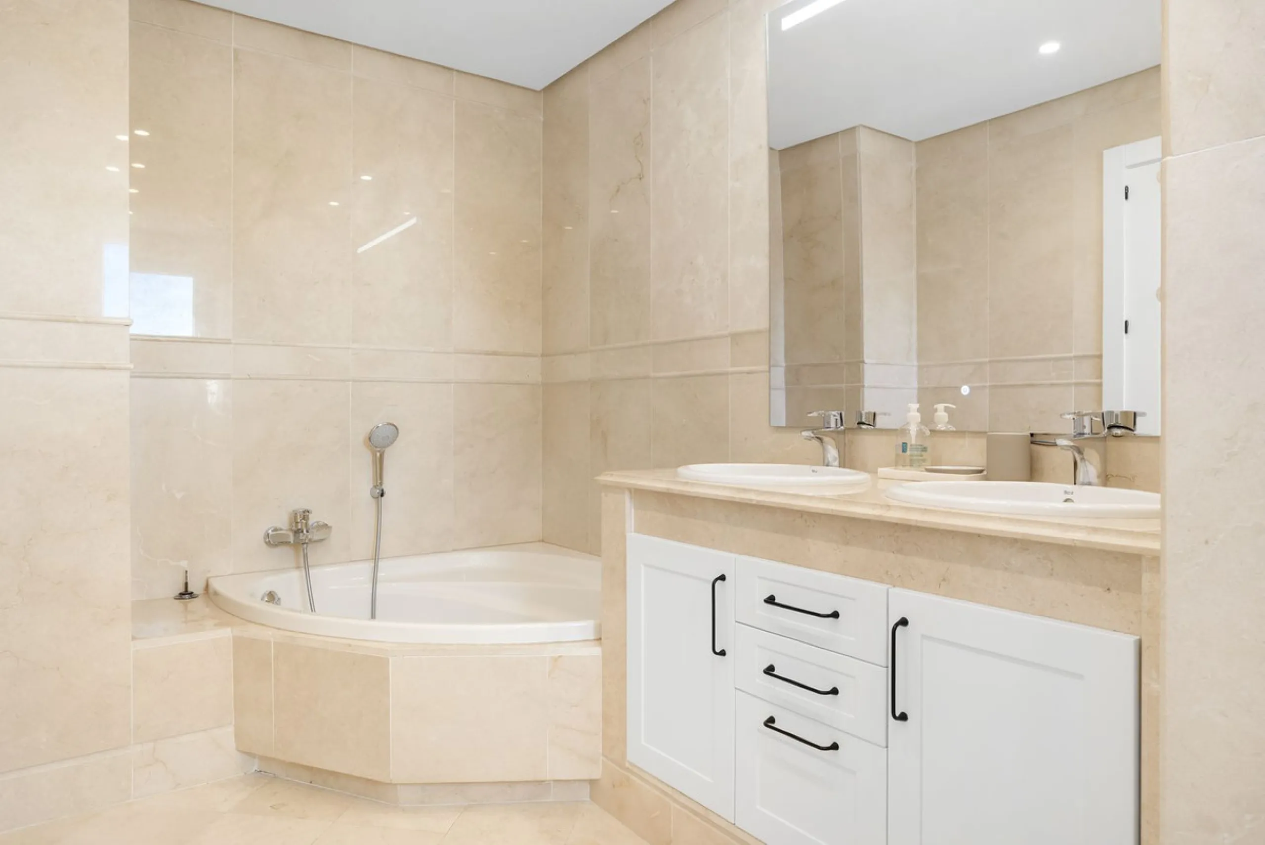 We are delighted to present this stunning first-floor apartment in Aloha, Nueva Andalucía, offering breathtaking panoramic views of the coastline. Formerly the show home of the development, this exceptional property is sold fully furnished and finished to