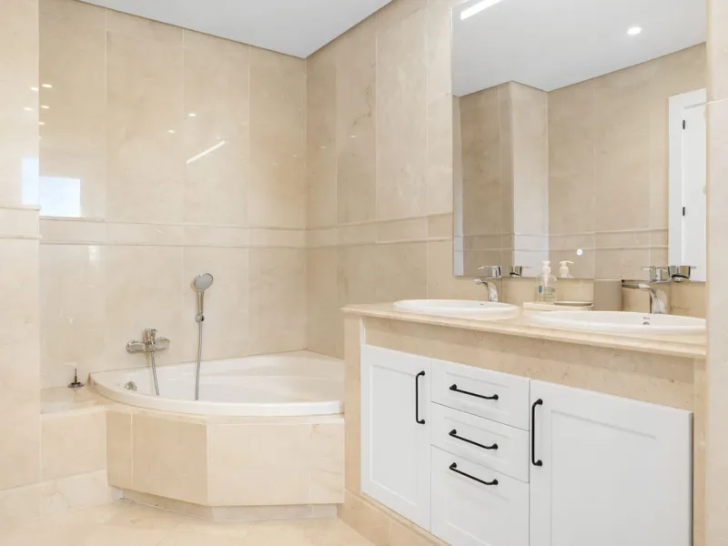 We are delighted to present this stunning first-floor apartment in Aloha, Nueva Andalucía, offering breathtaking panoramic views of the coastline. Formerly the show home of the development, this exceptional property is sold fully furnished and finished to