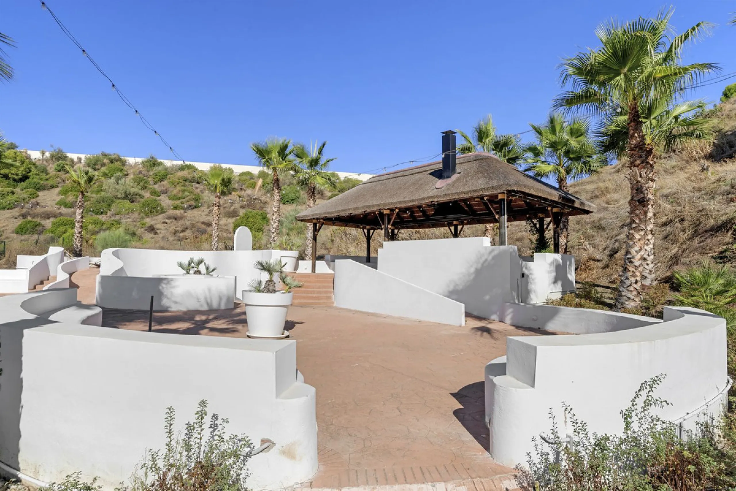 We are delighted to present this stunning first-floor apartment in Aloha, Nueva Andalucía, offering breathtaking panoramic views of the coastline. Formerly the show home of the development, this exceptional property is sold fully furnished and finished to