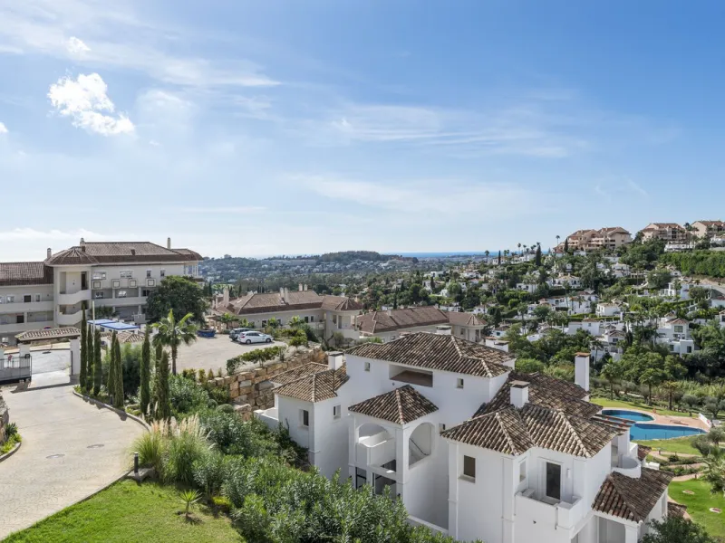 We are delighted to present this stunning first-floor apartment in Aloha, Nueva Andalucía, offering breathtaking panoramic views of the coastline. Formerly the show home of the development, this exceptional property is sold fully furnished and finished to