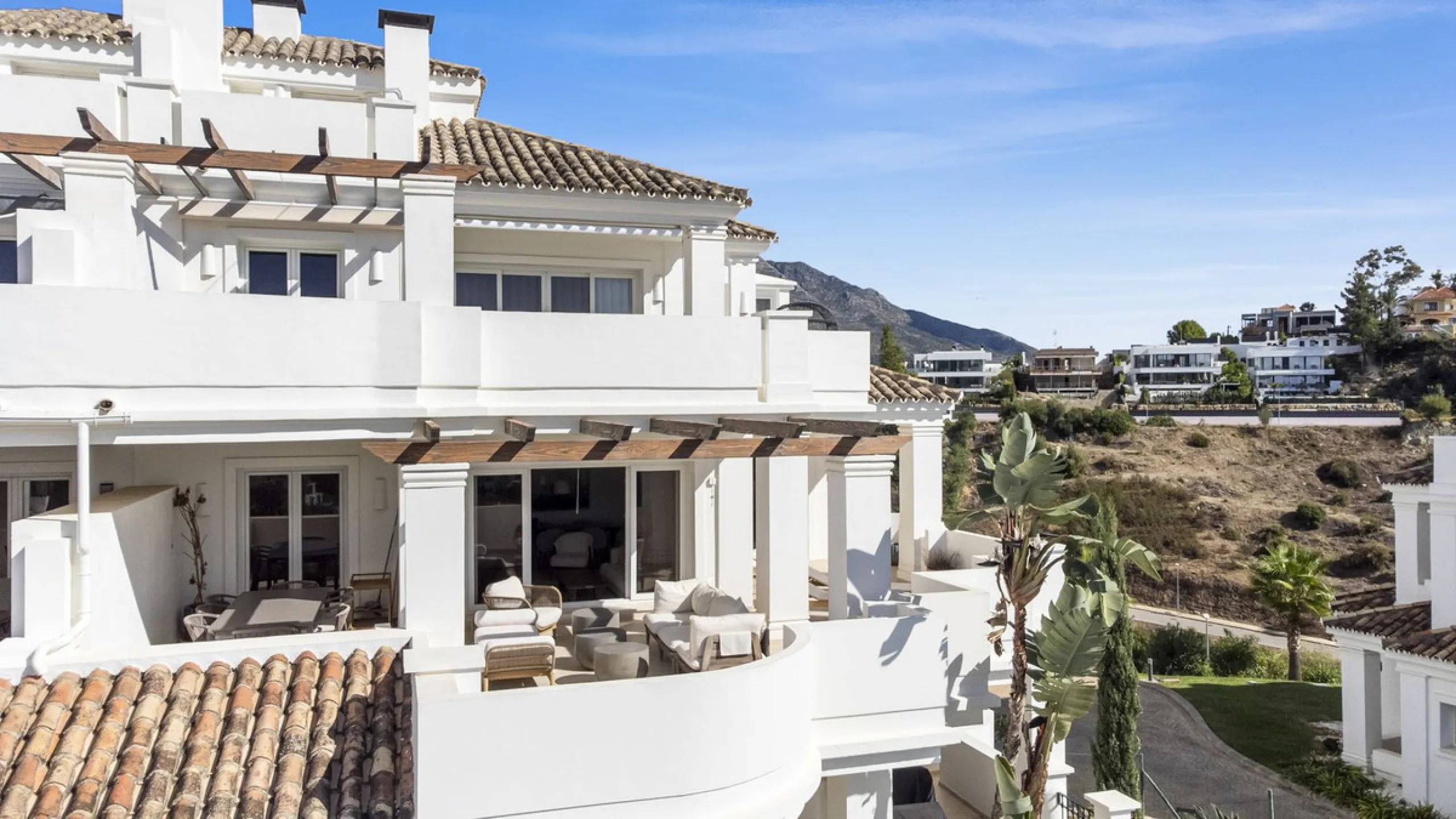 We are delighted to present this stunning first-floor apartment in Aloha, Nueva Andalucía, offering breathtaking panoramic views of the coastline. Formerly the show home of the development, this exceptional property is sold fully furnished and finished to