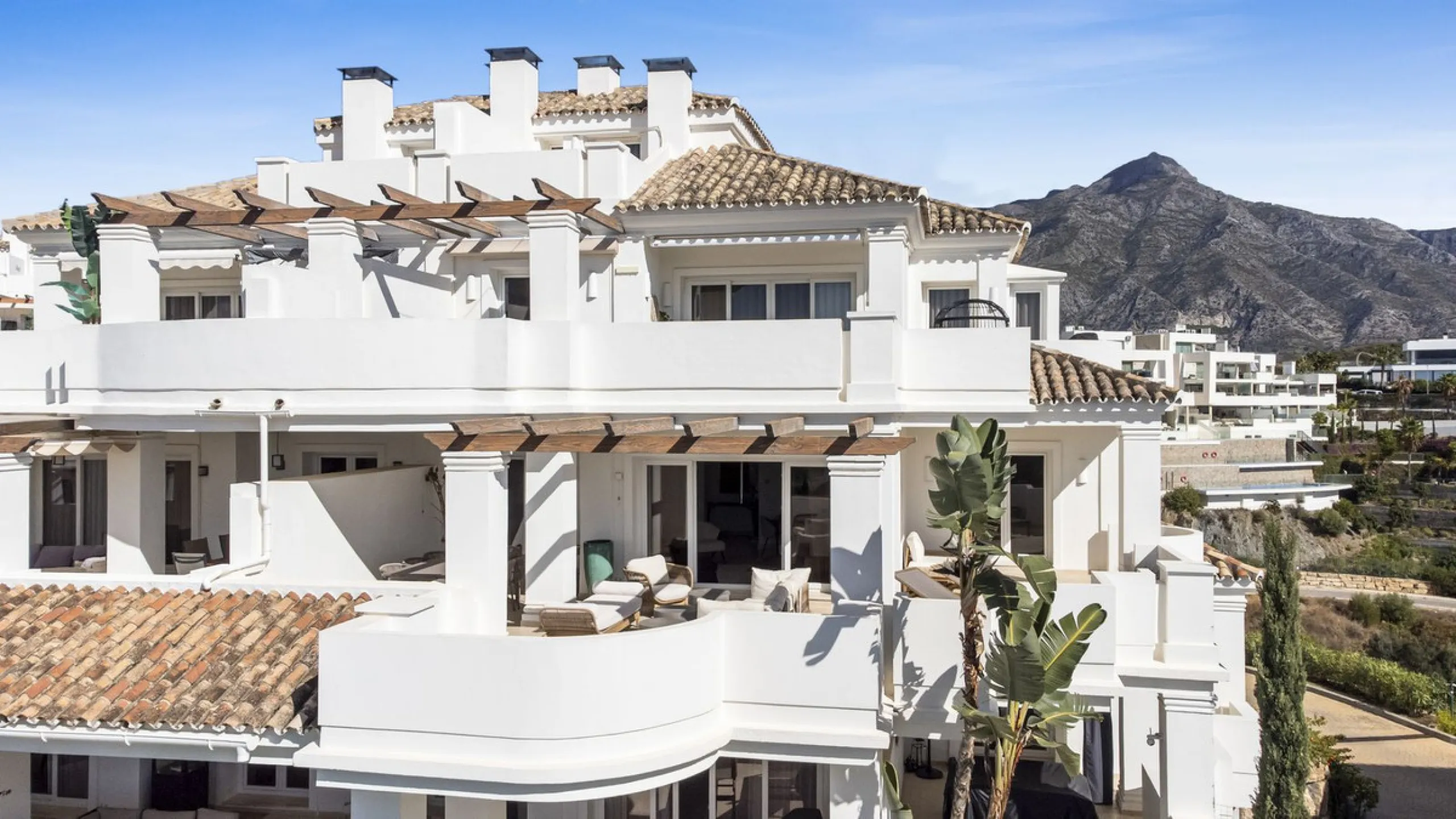 We are delighted to present this stunning first-floor apartment in Aloha, Nueva Andalucía, offering breathtaking panoramic views of the coastline. Formerly the show home of the development, this exceptional property is sold fully furnished and finished to