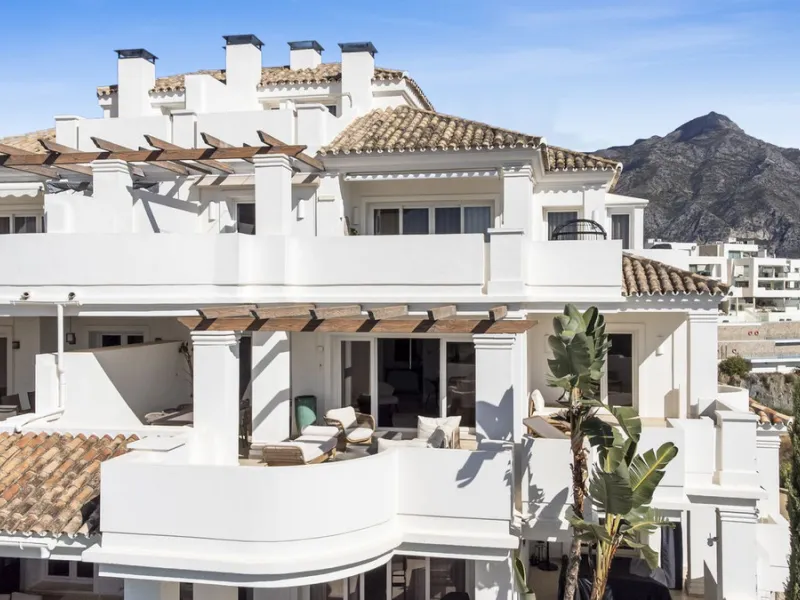 We are delighted to present this stunning first-floor apartment in Aloha, Nueva Andalucía, offering breathtaking panoramic views of the coastline. Formerly the show home of the development, this exceptional property is sold fully furnished and finished to