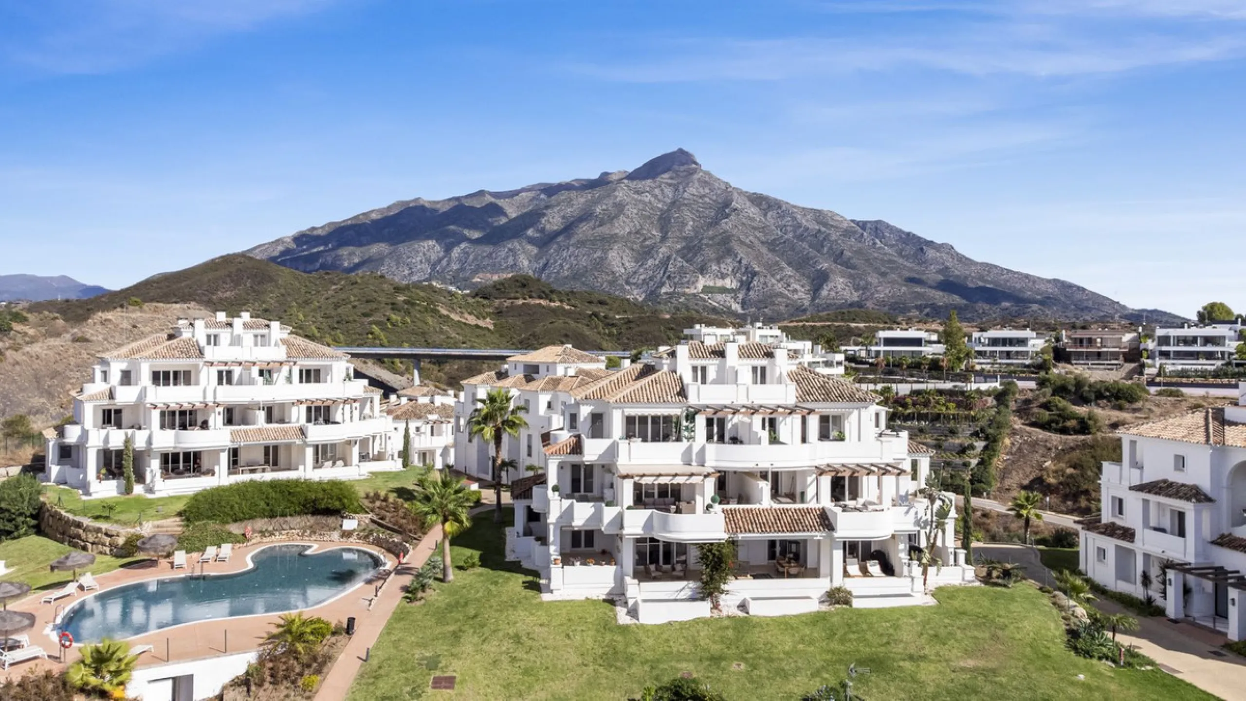 We are delighted to present this stunning first-floor apartment in Aloha, Nueva Andalucía, offering breathtaking panoramic views of the coastline. Formerly the show home of the development, this exceptional property is sold fully furnished and finished to
