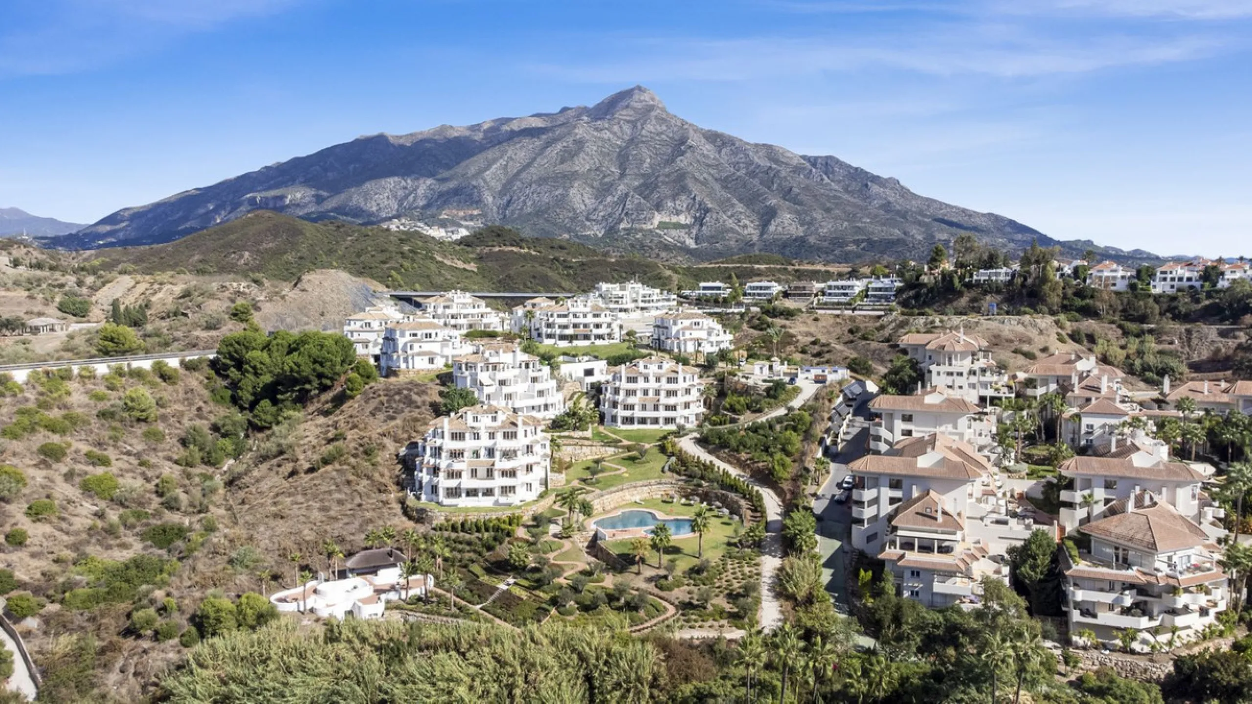 We are delighted to present this stunning first-floor apartment in Aloha, Nueva Andalucía, offering breathtaking panoramic views of the coastline. Formerly the show home of the development, this exceptional property is sold fully furnished and finished to