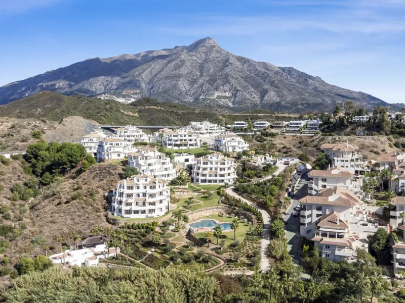 We are delighted to present this stunning first-floor apartment in Aloha, Nueva Andalucía, offering breathtaking panoramic views of the coastline. Formerly the show home of the development, this exceptional property is sold fully furnished and finished to