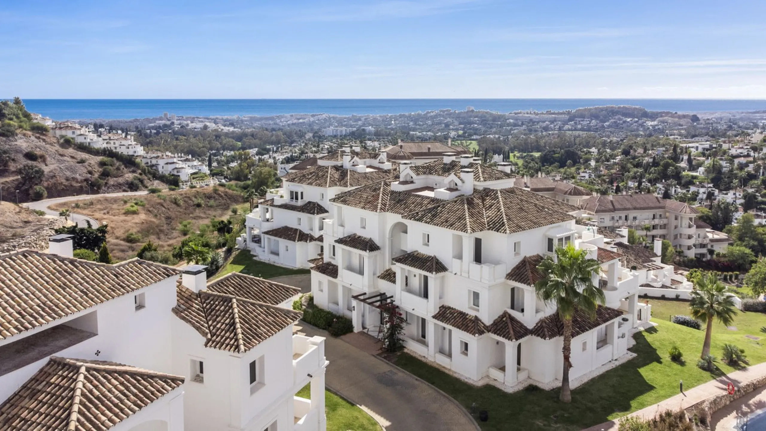 We are delighted to present this stunning first-floor apartment in Aloha, Nueva Andalucía, offering breathtaking panoramic views of the coastline. Formerly the show home of the development, this exceptional property is sold fully furnished and finished to