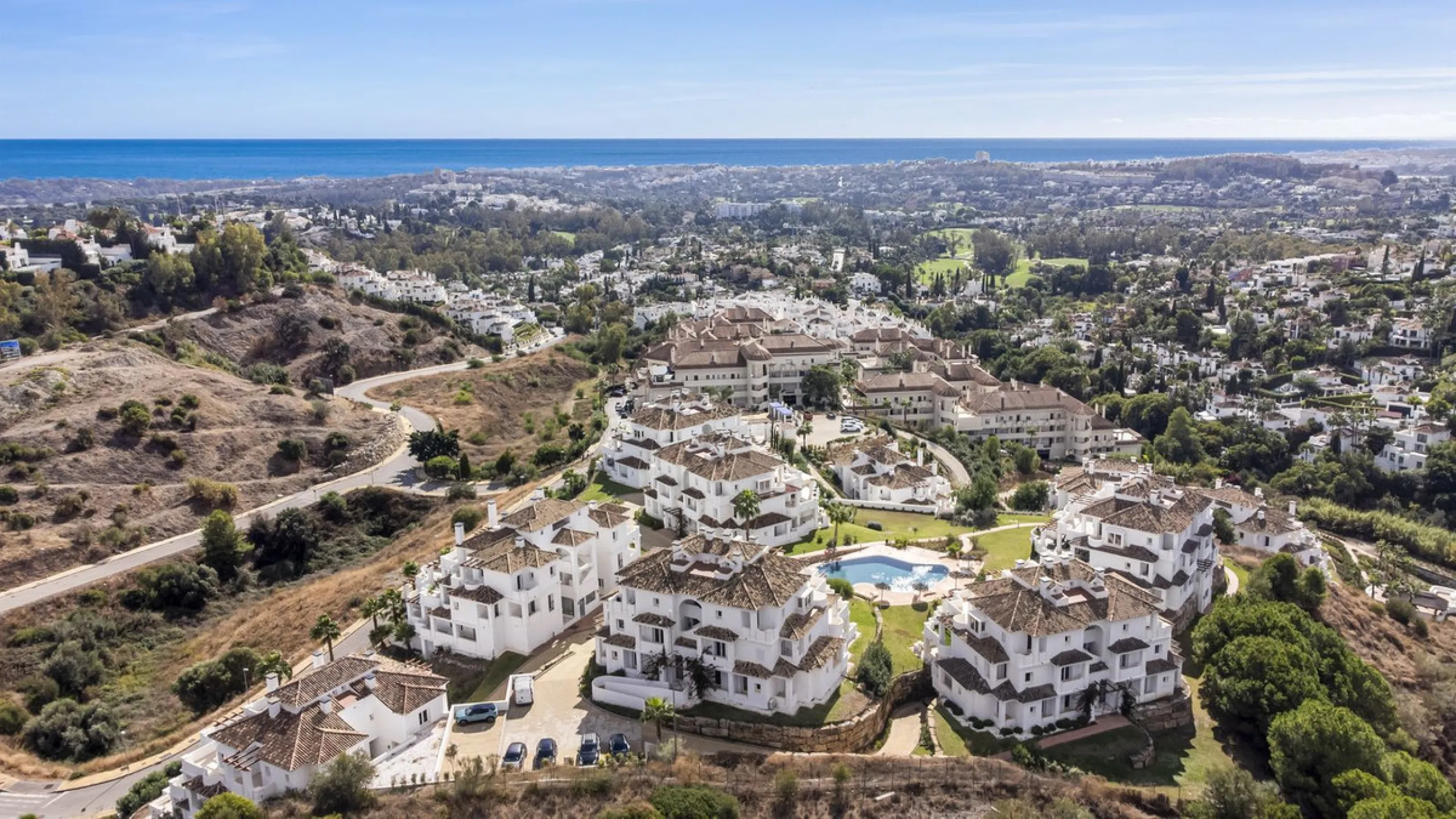 We are delighted to present this stunning first-floor apartment in Aloha, Nueva Andalucía, offering breathtaking panoramic views of the coastline. Formerly the show home of the development, this exceptional property is sold fully furnished and finished to