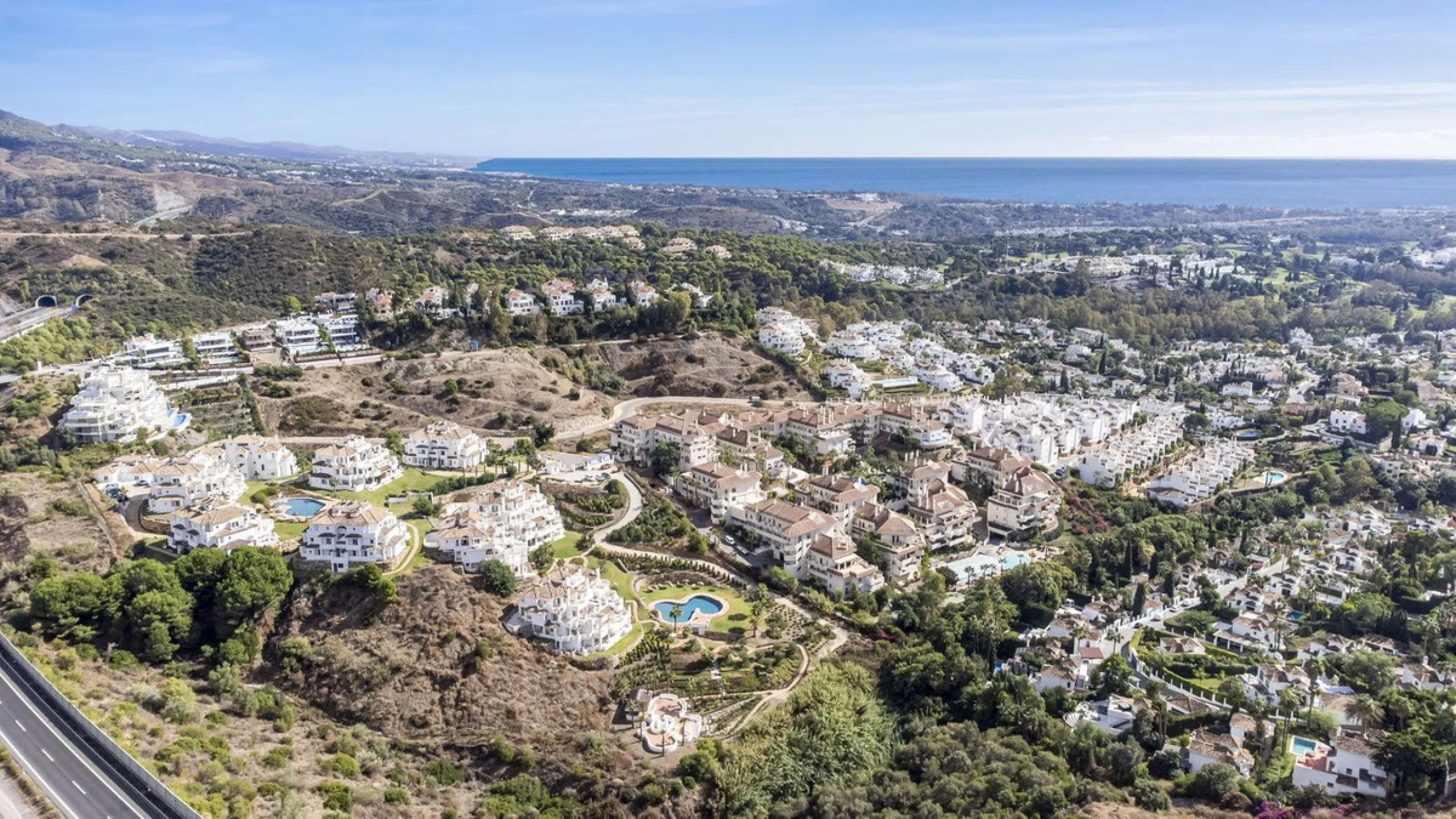 We are delighted to present this stunning first-floor apartment in Aloha, Nueva Andalucía, offering breathtaking panoramic views of the coastline. Formerly the show home of the development, this exceptional property is sold fully furnished and finished to