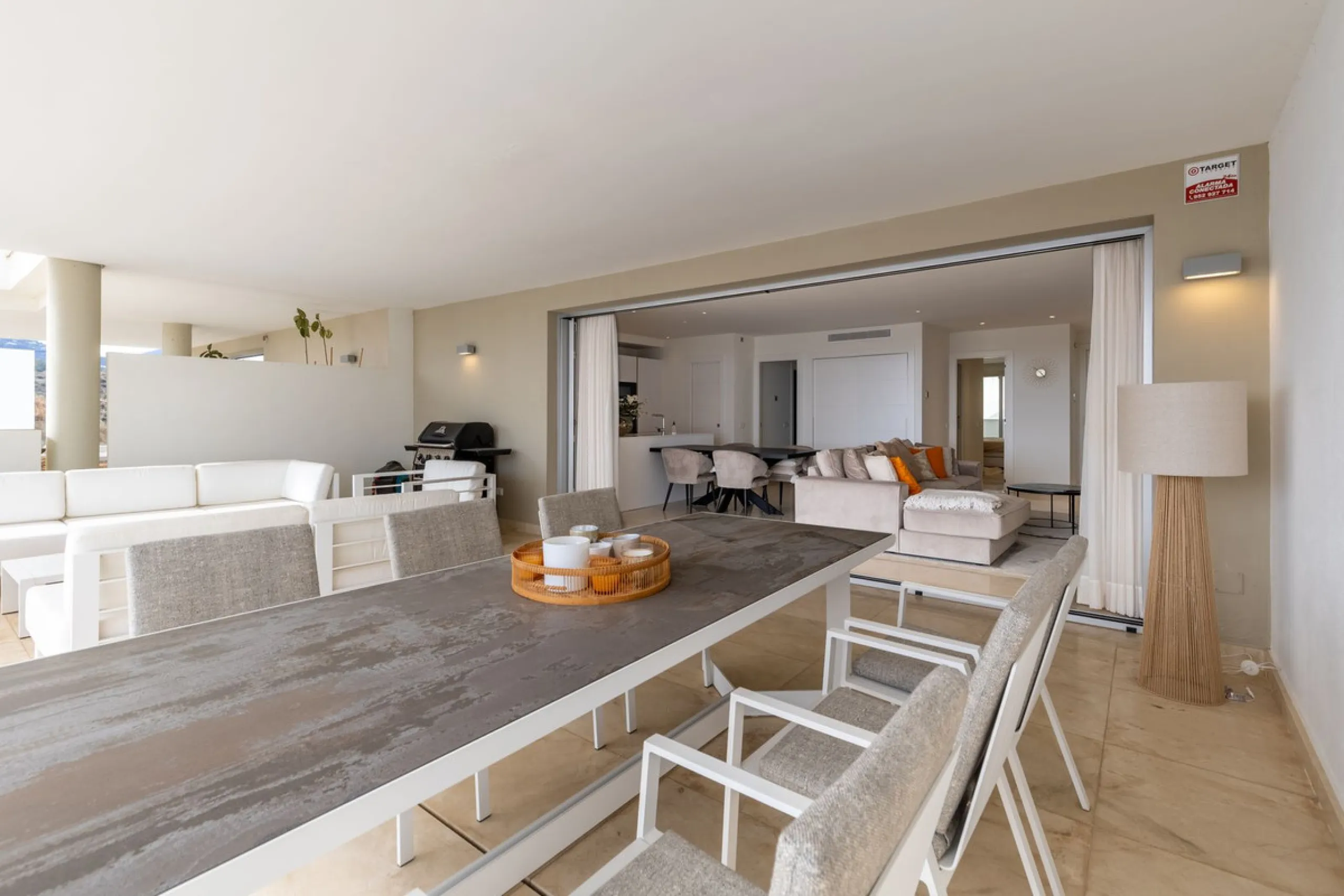Discover a beautifully furnished two-bedroom apartment in the exclusive boutique community of La Morelia de Marbella. Perched on an elevated plot in sought-after Nueva Andalucía, this contemporary home combines cutting-edge design with superior quality fi