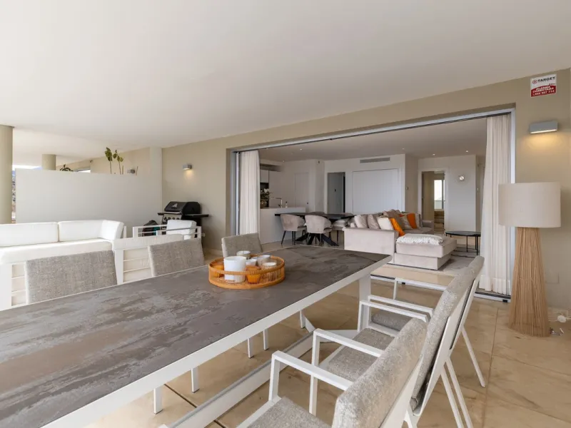 Discover a beautifully furnished two-bedroom apartment in the exclusive boutique community of La Morelia de Marbella. Perched on an elevated plot in sought-after Nueva Andalucía, this contemporary home combines cutting-edge design with superior quality fi