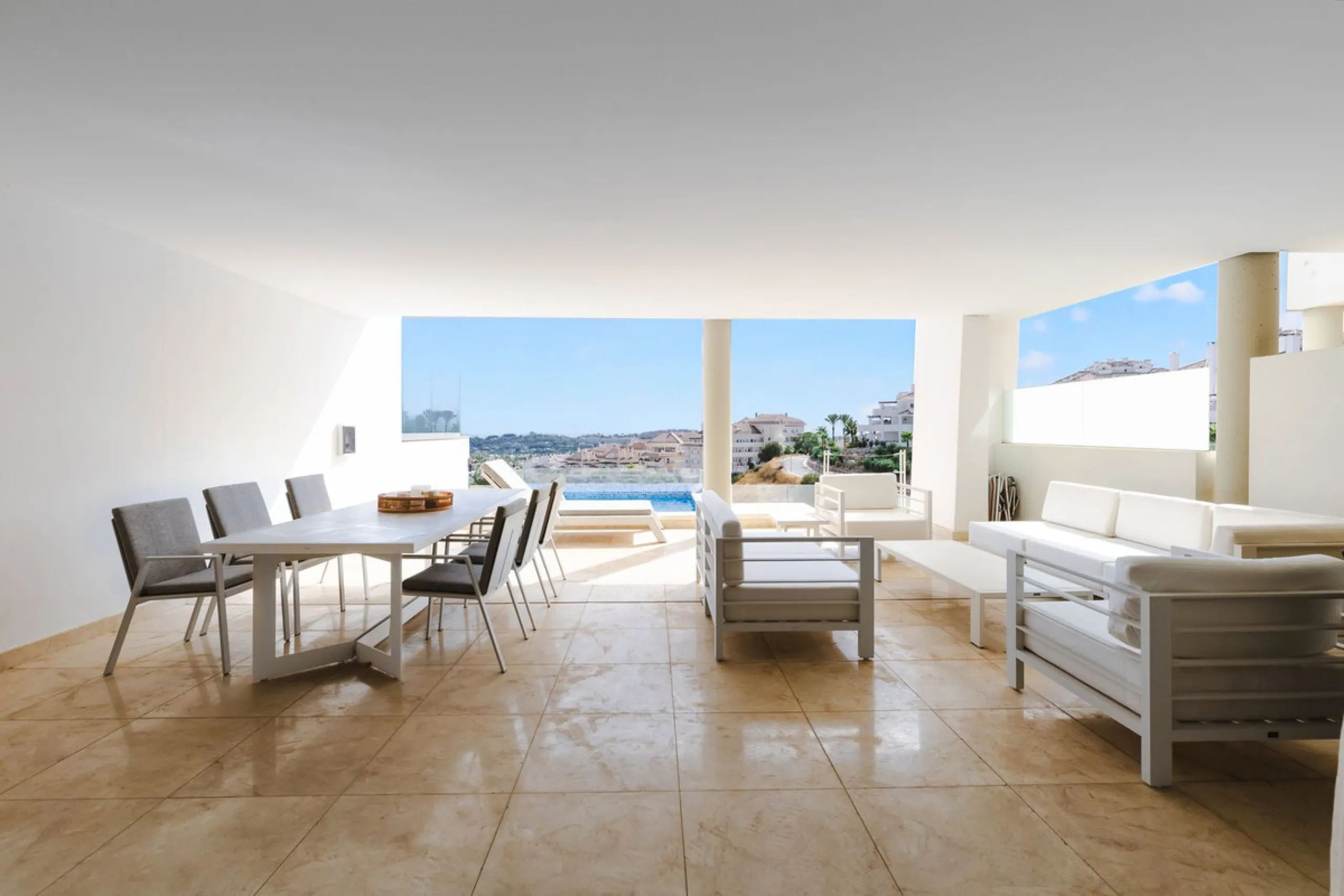 Discover a beautifully furnished two-bedroom apartment in the exclusive boutique community of La Morelia de Marbella. Perched on an elevated plot in sought-after Nueva Andalucía, this contemporary home combines cutting-edge design with superior quality fi