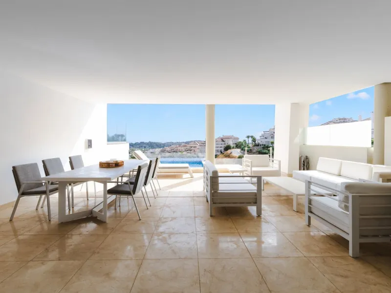 Discover a beautifully furnished two-bedroom apartment in the exclusive boutique community of La Morelia de Marbella. Perched on an elevated plot in sought-after Nueva Andalucía, this contemporary home combines cutting-edge design with superior quality fi