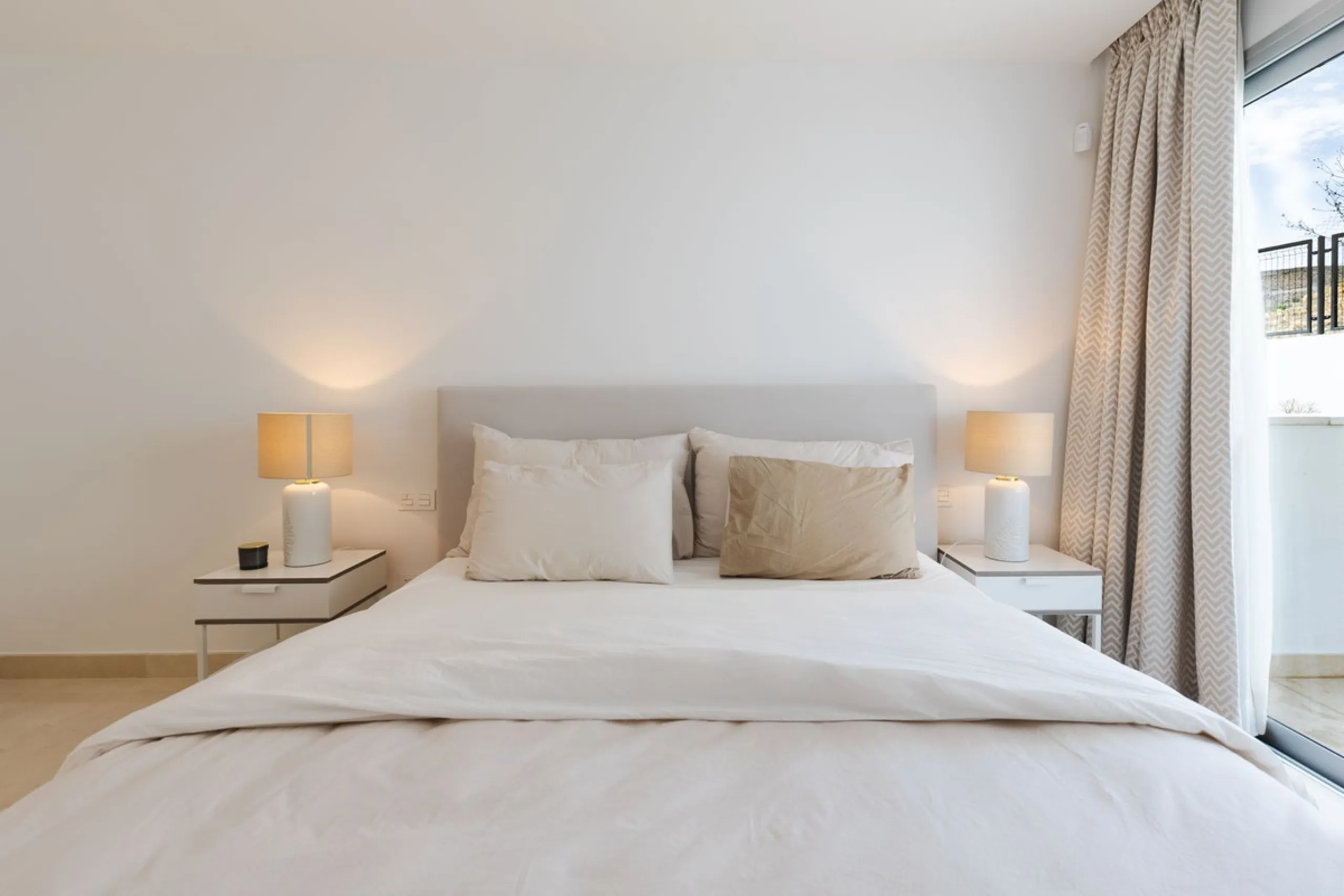 Discover a beautifully furnished two-bedroom apartment in the exclusive boutique community of La Morelia de Marbella. Perched on an elevated plot in sought-after Nueva Andalucía, this contemporary home combines cutting-edge design with superior quality fi