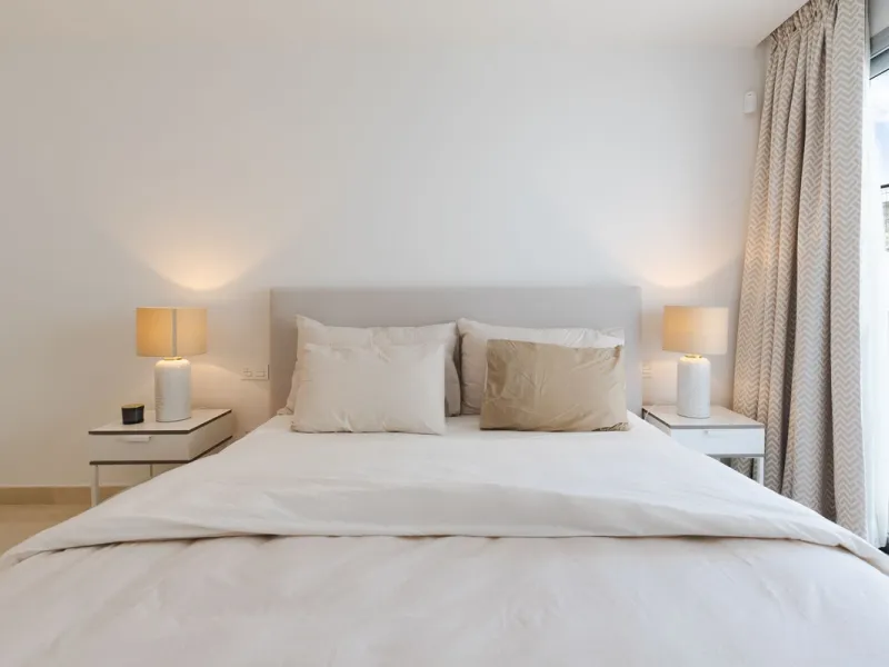 Discover a beautifully furnished two-bedroom apartment in the exclusive boutique community of La Morelia de Marbella. Perched on an elevated plot in sought-after Nueva Andalucía, this contemporary home combines cutting-edge design with superior quality fi