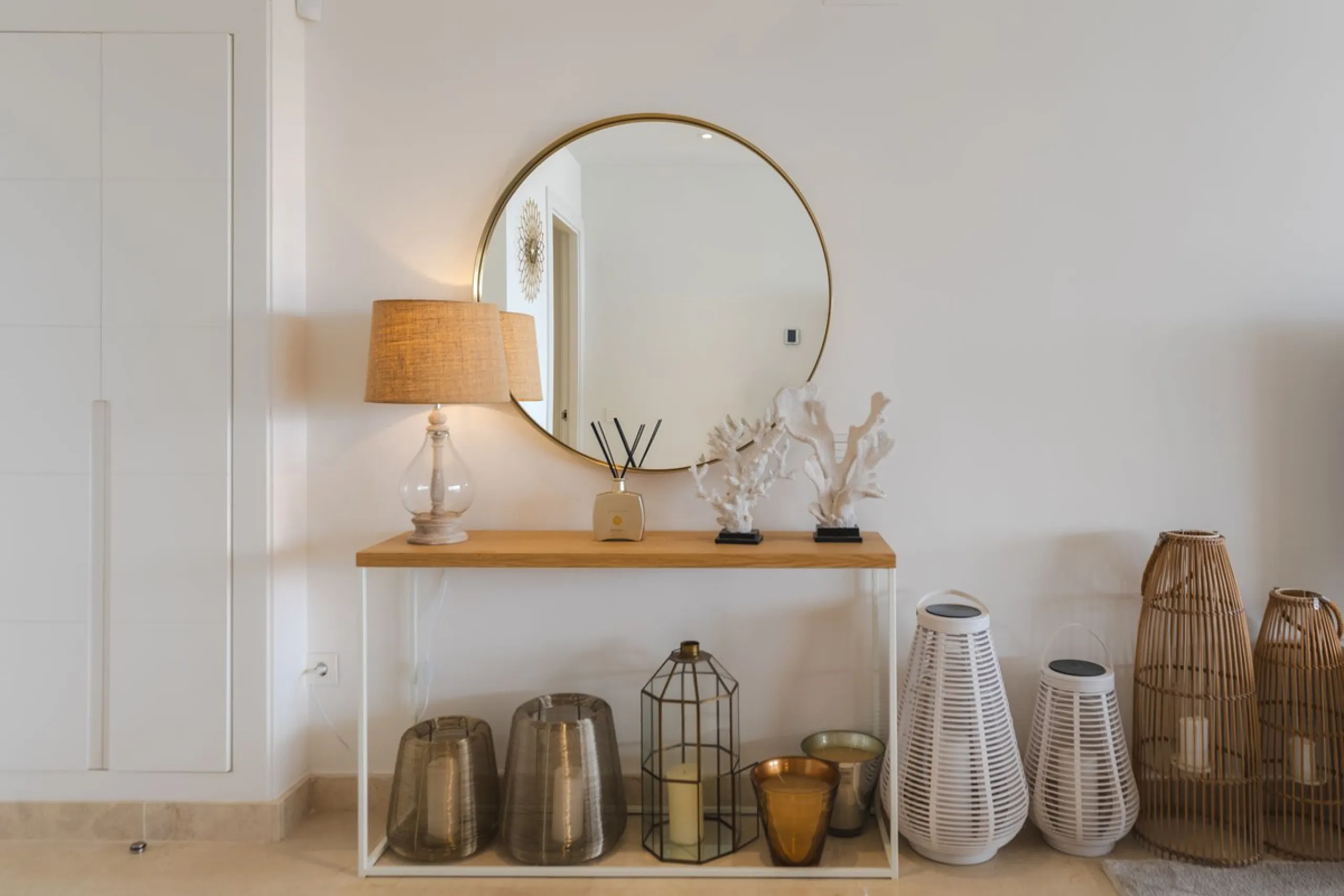 Discover a beautifully furnished two-bedroom apartment in the exclusive boutique community of La Morelia de Marbella. Perched on an elevated plot in sought-after Nueva Andalucía, this contemporary home combines cutting-edge design with superior quality fi