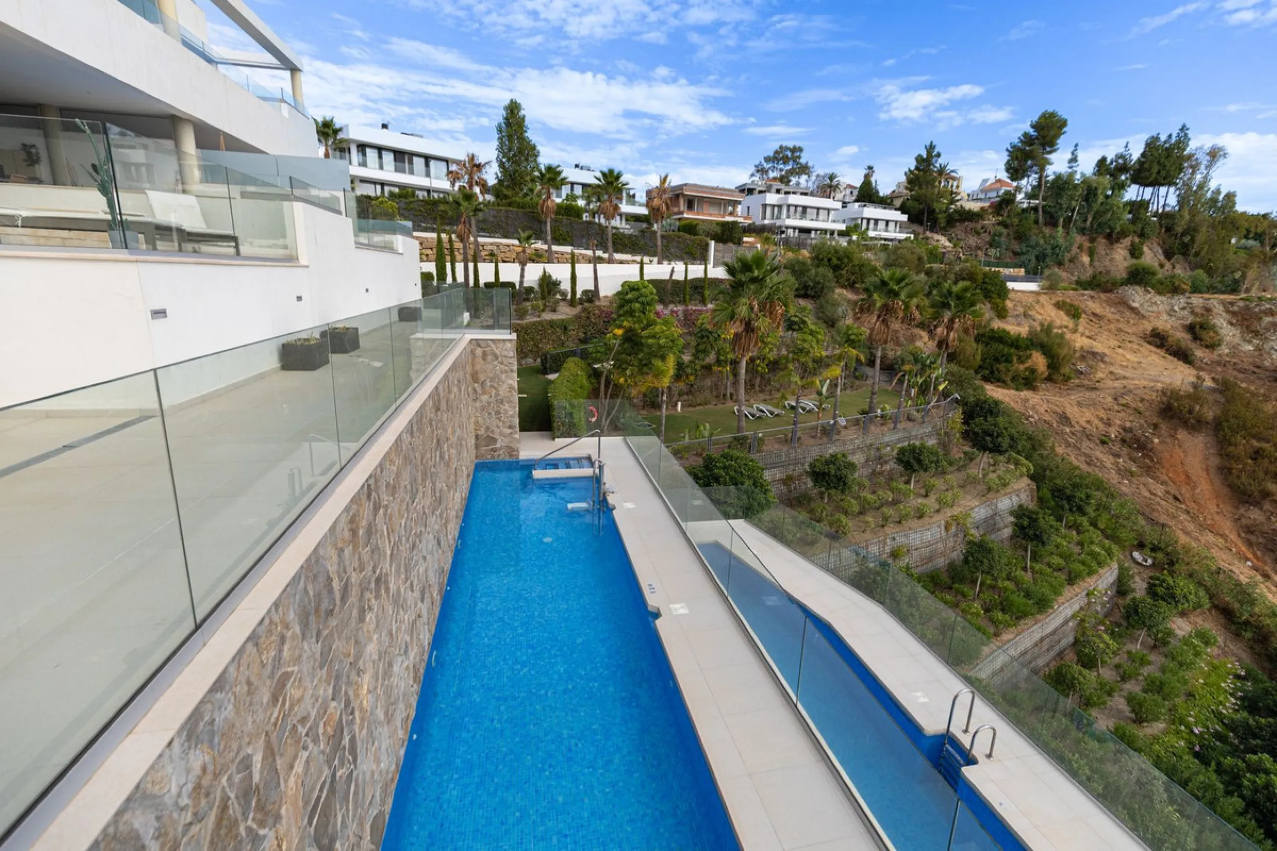 Discover a beautifully furnished two-bedroom apartment in the exclusive boutique community of La Morelia de Marbella. Perched on an elevated plot in sought-after Nueva Andalucía, this contemporary home combines cutting-edge design with superior quality fi
