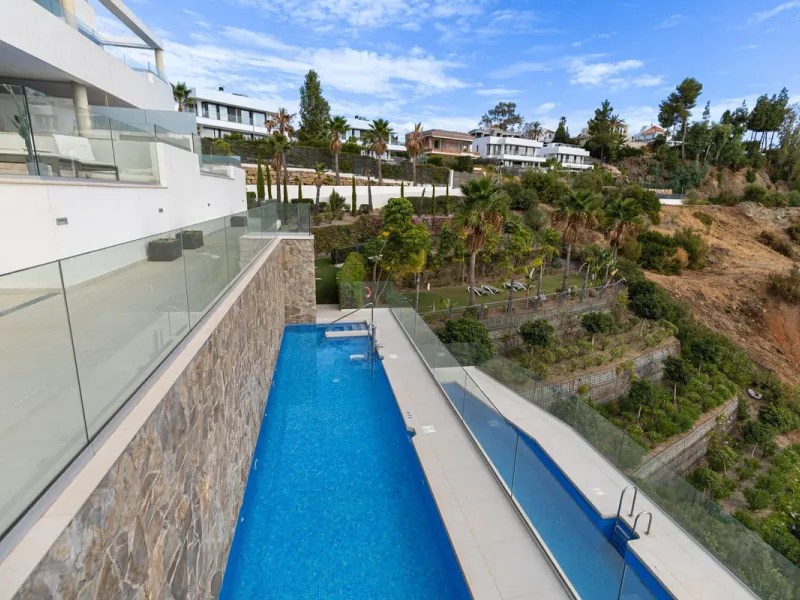 Discover a beautifully furnished two-bedroom apartment in the exclusive boutique community of La Morelia de Marbella. Perched on an elevated plot in sought-after Nueva Andalucía, this contemporary home combines cutting-edge design with superior quality fi