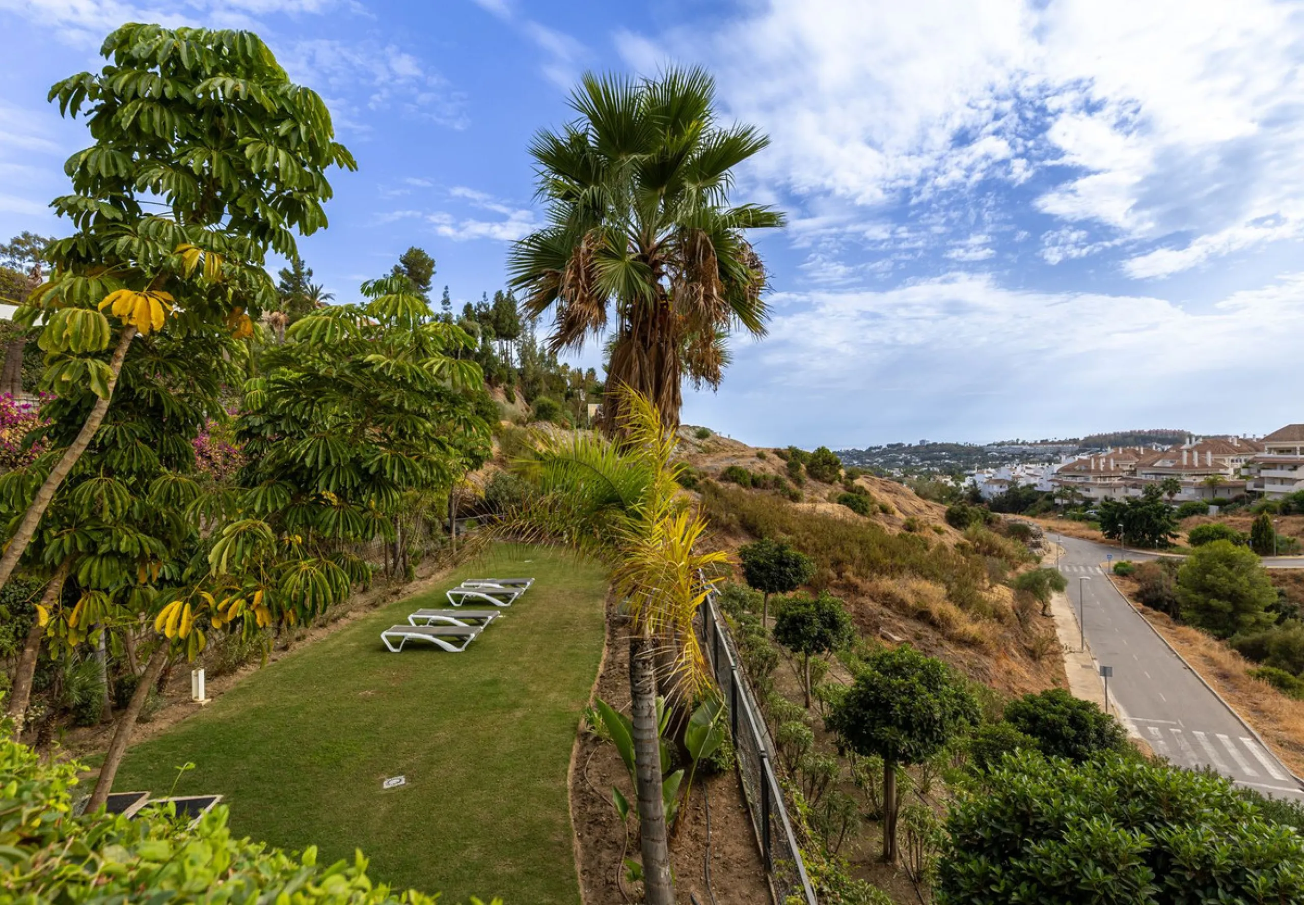 Discover a beautifully furnished two-bedroom apartment in the exclusive boutique community of La Morelia de Marbella. Perched on an elevated plot in sought-after Nueva Andalucía, this contemporary home combines cutting-edge design with superior quality fi