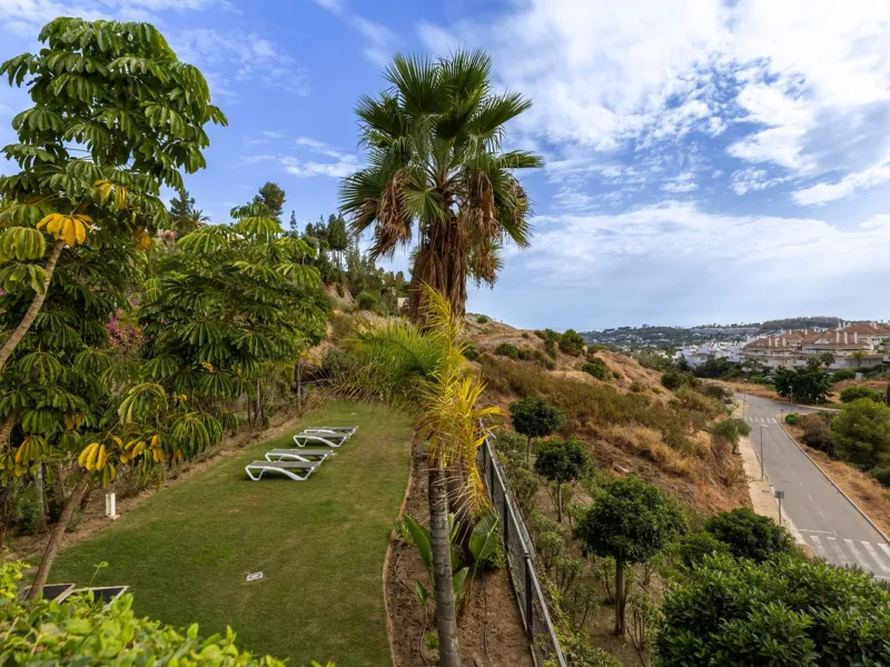 Discover a beautifully furnished two-bedroom apartment in the exclusive boutique community of La Morelia de Marbella. Perched on an elevated plot in sought-after Nueva Andalucía, this contemporary home combines cutting-edge design with superior quality fi