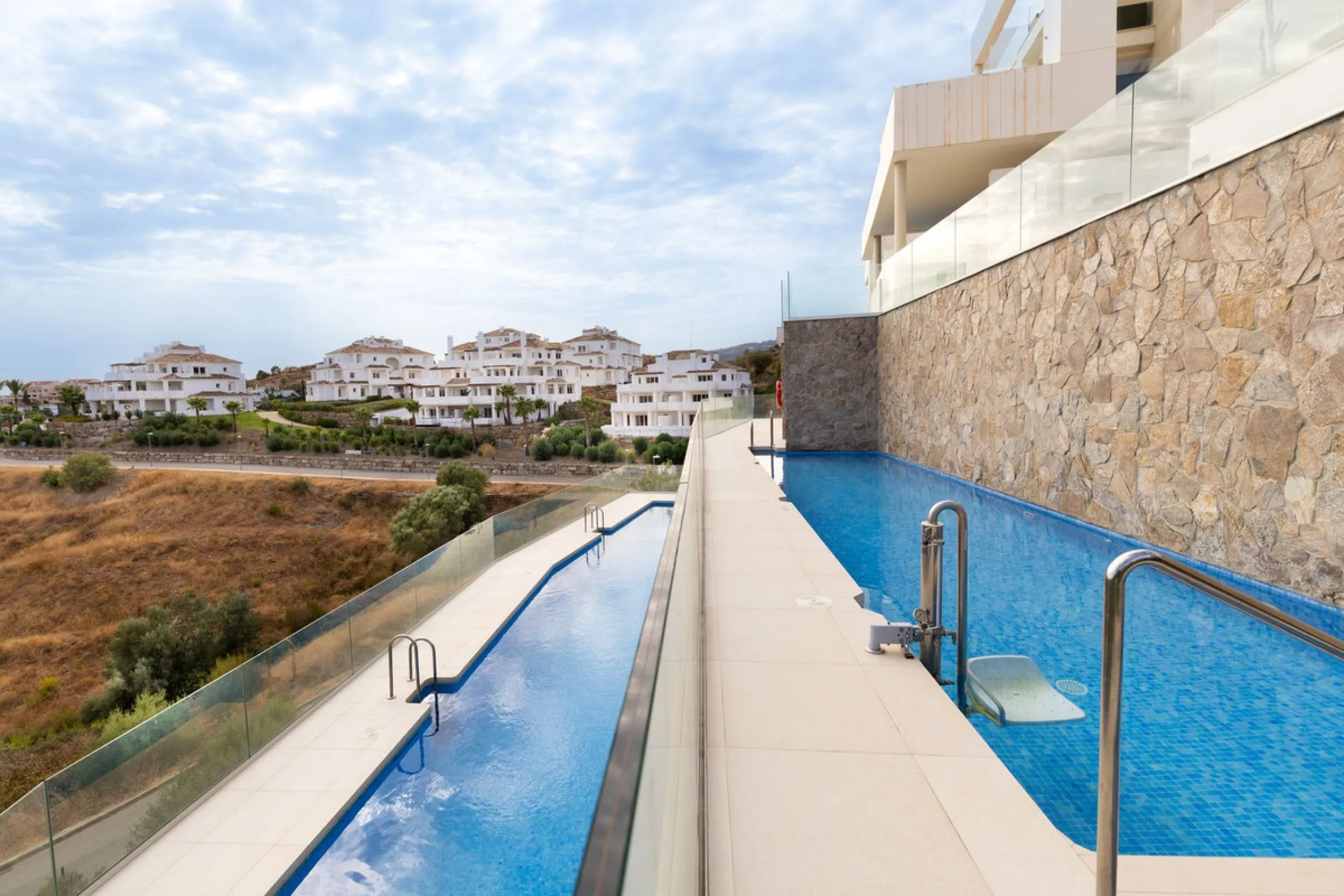 Discover a beautifully furnished two-bedroom apartment in the exclusive boutique community of La Morelia de Marbella. Perched on an elevated plot in sought-after Nueva Andalucía, this contemporary home combines cutting-edge design with superior quality fi