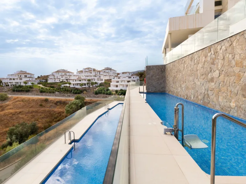 Discover a beautifully furnished two-bedroom apartment in the exclusive boutique community of La Morelia de Marbella. Perched on an elevated plot in sought-after Nueva Andalucía, this contemporary home combines cutting-edge design with superior quality fi