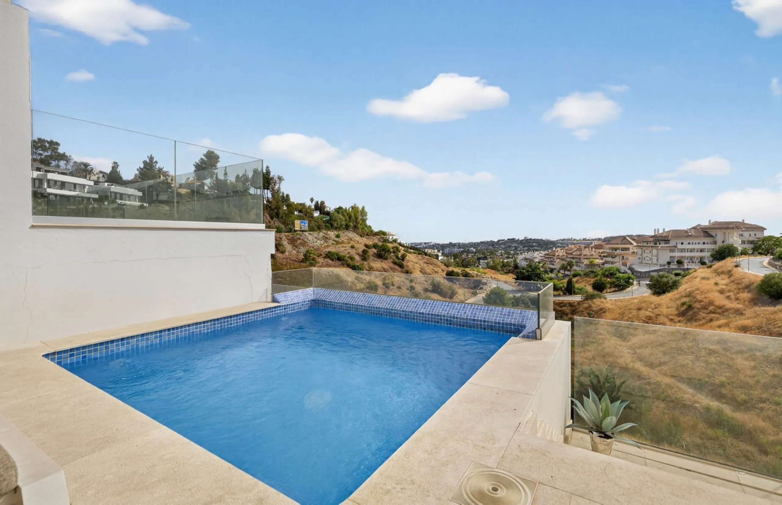 Discover a beautifully furnished two-bedroom apartment in the exclusive boutique community of La Morelia de Marbella. Perched on an elevated plot in sought-after Nueva Andalucía, this contemporary home combines cutting-edge design with superior quality fi