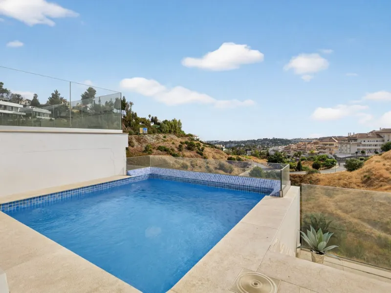 Discover a beautifully furnished two-bedroom apartment in the exclusive boutique community of La Morelia de Marbella. Perched on an elevated plot in sought-after Nueva Andalucía, this contemporary home combines cutting-edge design with superior quality fi