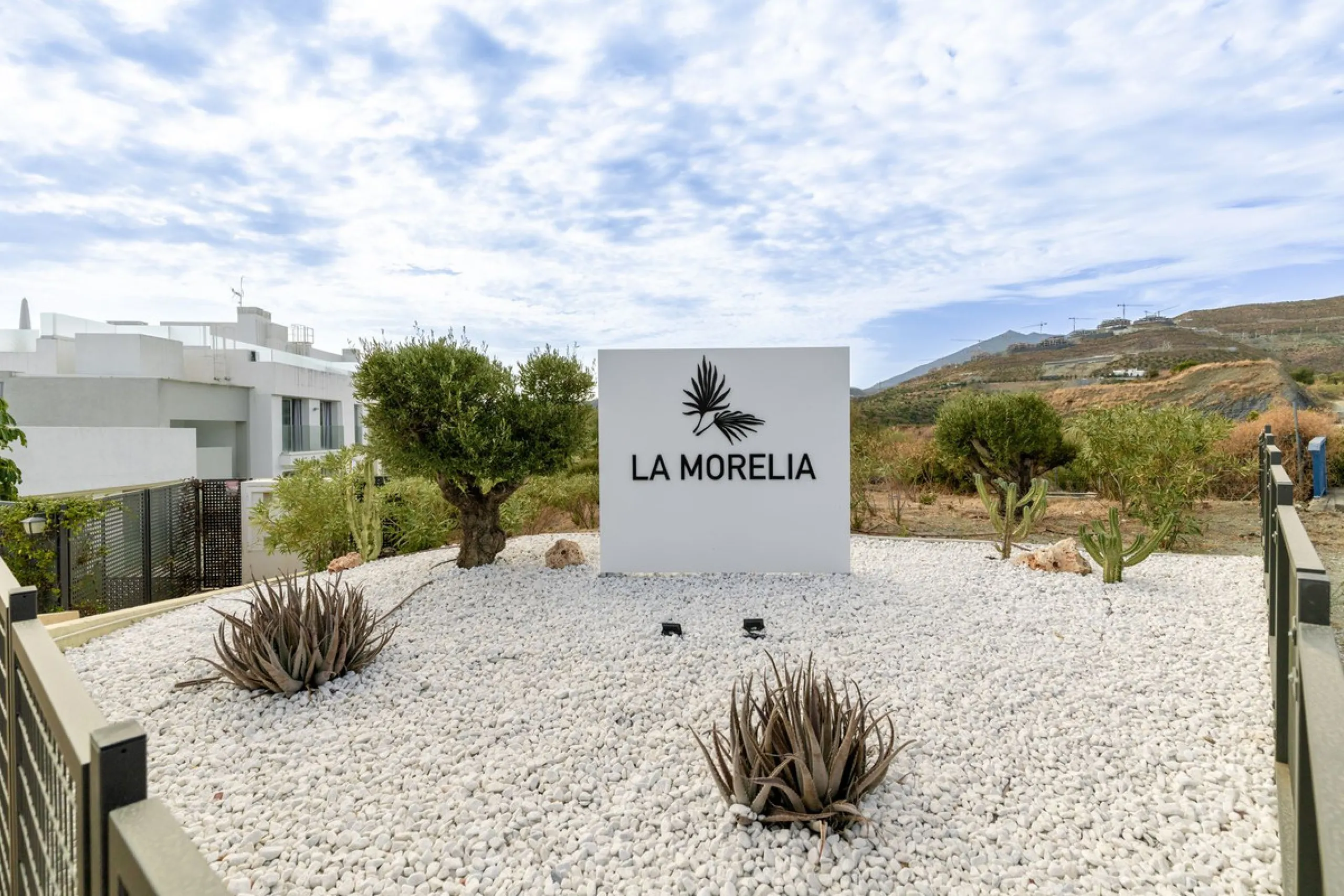 Discover a beautifully furnished two-bedroom apartment in the exclusive boutique community of La Morelia de Marbella. Perched on an elevated plot in sought-after Nueva Andalucía, this contemporary home combines cutting-edge design with superior quality fi