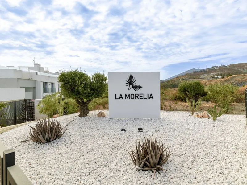 Discover a beautifully furnished two-bedroom apartment in the exclusive boutique community of La Morelia de Marbella. Perched on an elevated plot in sought-after Nueva Andalucía, this contemporary home combines cutting-edge design with superior quality fi