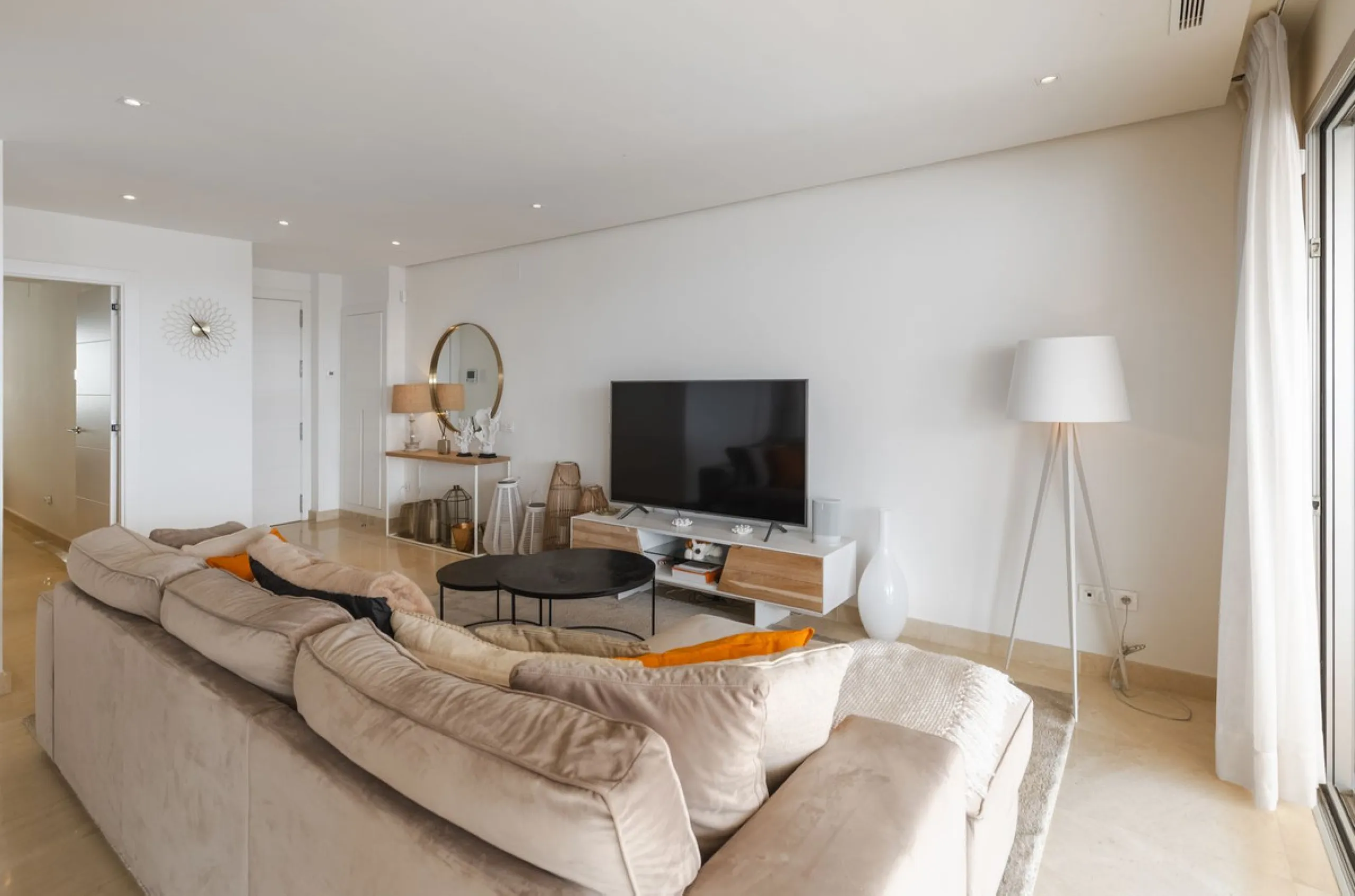 Discover a beautifully furnished two-bedroom apartment in the exclusive boutique community of La Morelia de Marbella. Perched on an elevated plot in sought-after Nueva Andalucía, this contemporary home combines cutting-edge design with superior quality fi