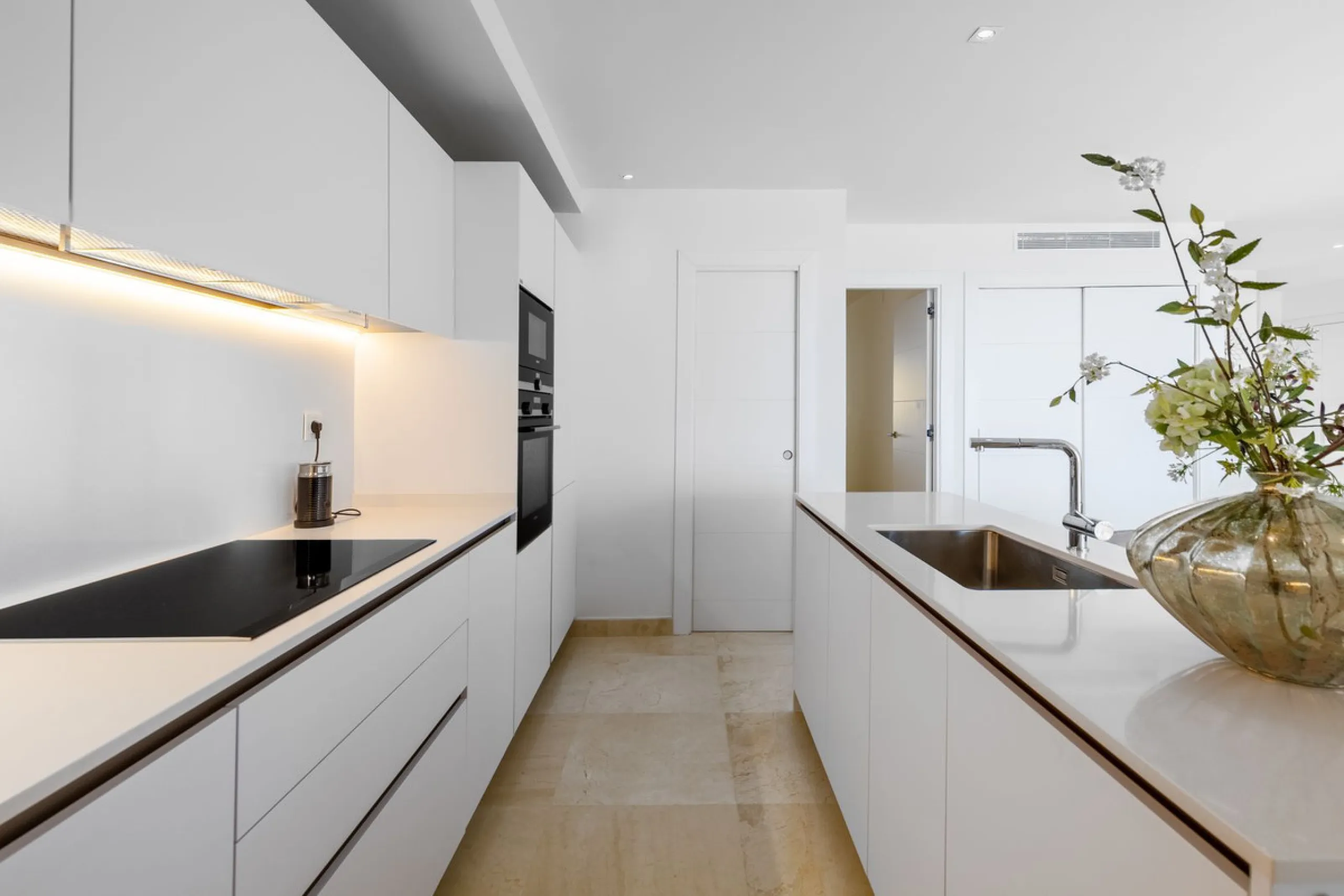Discover a beautifully furnished two-bedroom apartment in the exclusive boutique community of La Morelia de Marbella. Perched on an elevated plot in sought-after Nueva Andalucía, this contemporary home combines cutting-edge design with superior quality fi