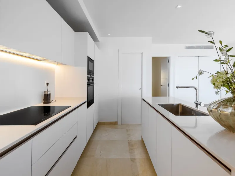 Discover a beautifully furnished two-bedroom apartment in the exclusive boutique community of La Morelia de Marbella. Perched on an elevated plot in sought-after Nueva Andalucía, this contemporary home combines cutting-edge design with superior quality fi