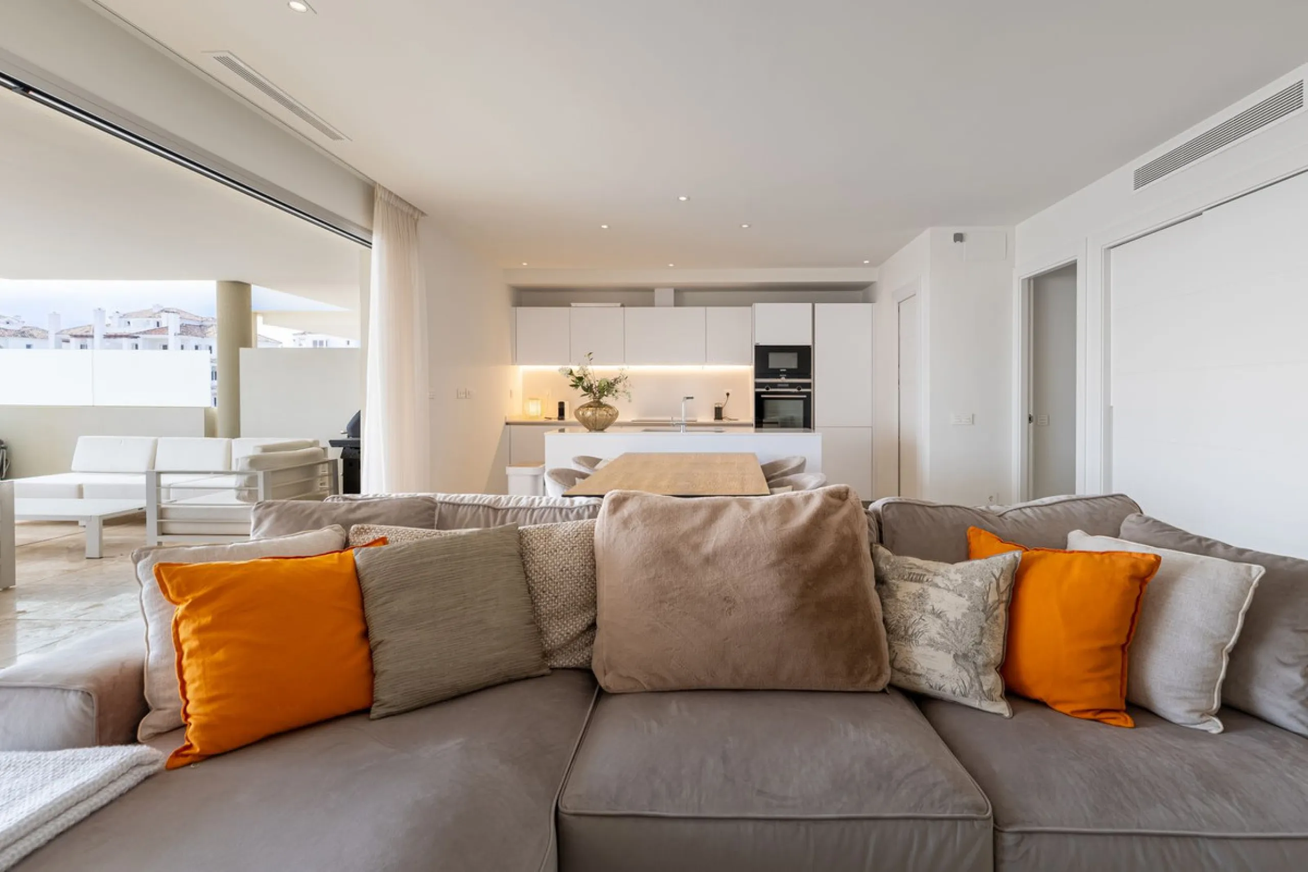 Discover a beautifully furnished two-bedroom apartment in the exclusive boutique community of La Morelia de Marbella. Perched on an elevated plot in sought-after Nueva Andalucía, this contemporary home combines cutting-edge design with superior quality fi