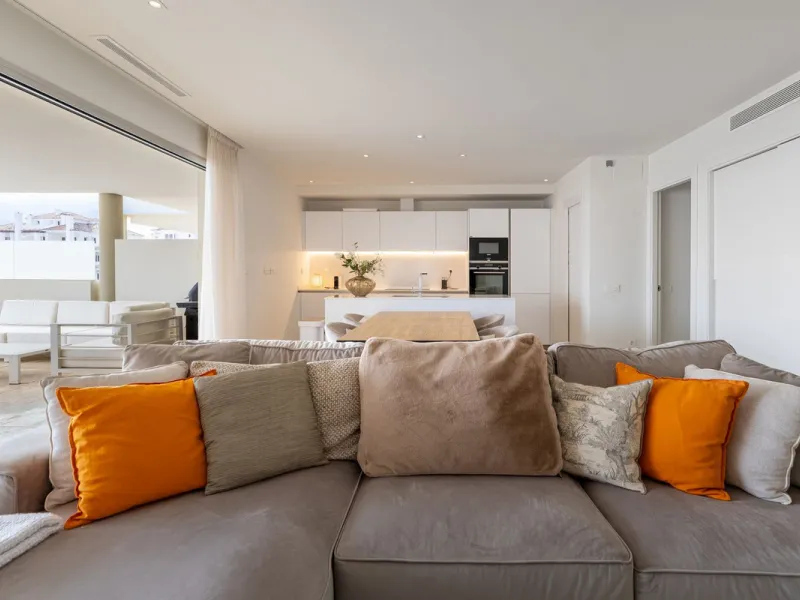 Discover a beautifully furnished two-bedroom apartment in the exclusive boutique community of La Morelia de Marbella. Perched on an elevated plot in sought-after Nueva Andalucía, this contemporary home combines cutting-edge design with superior quality fi
