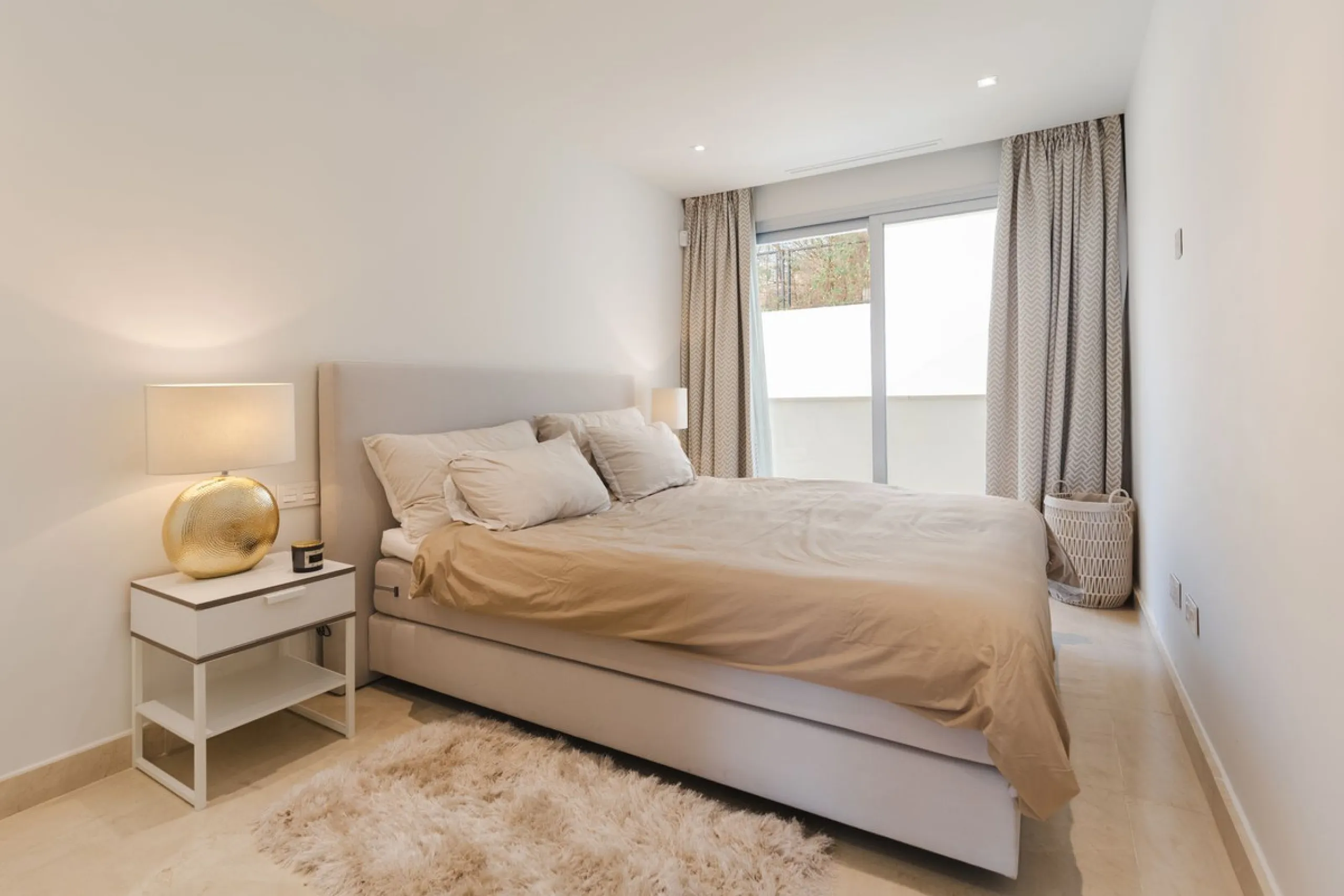 Discover a beautifully furnished two-bedroom apartment in the exclusive boutique community of La Morelia de Marbella. Perched on an elevated plot in sought-after Nueva Andalucía, this contemporary home combines cutting-edge design with superior quality fi